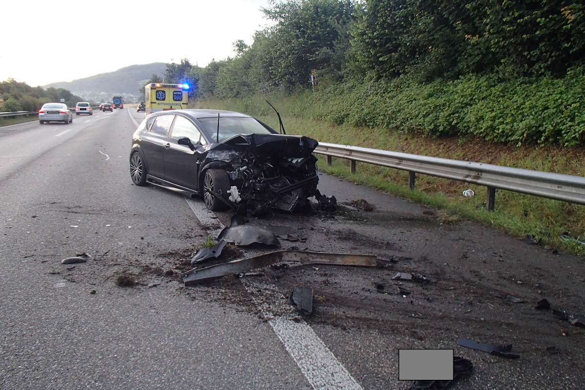 Totalschaden nach heftigem Auffahrcrash auf der A3 bei Möhlin