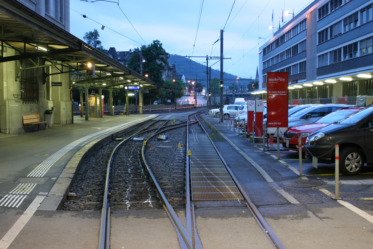 In St. Gallen mit Lieferwagen auf Geleise gefahren