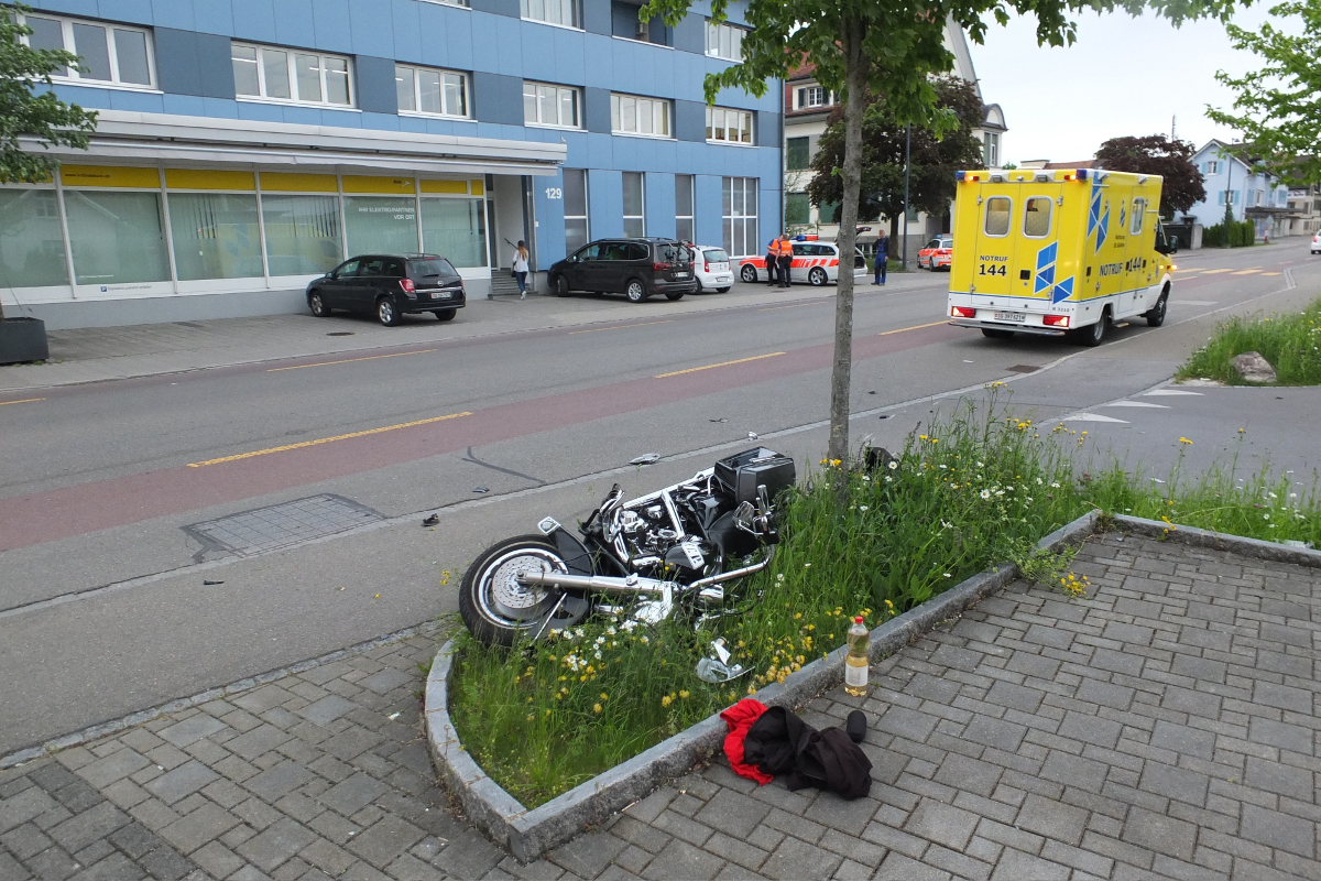 In Oberriet heftig mit Kandelaber gecrasht
