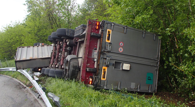 Frick: Stundenlange Bergung nach Lastwagen-Unfall auf der A3