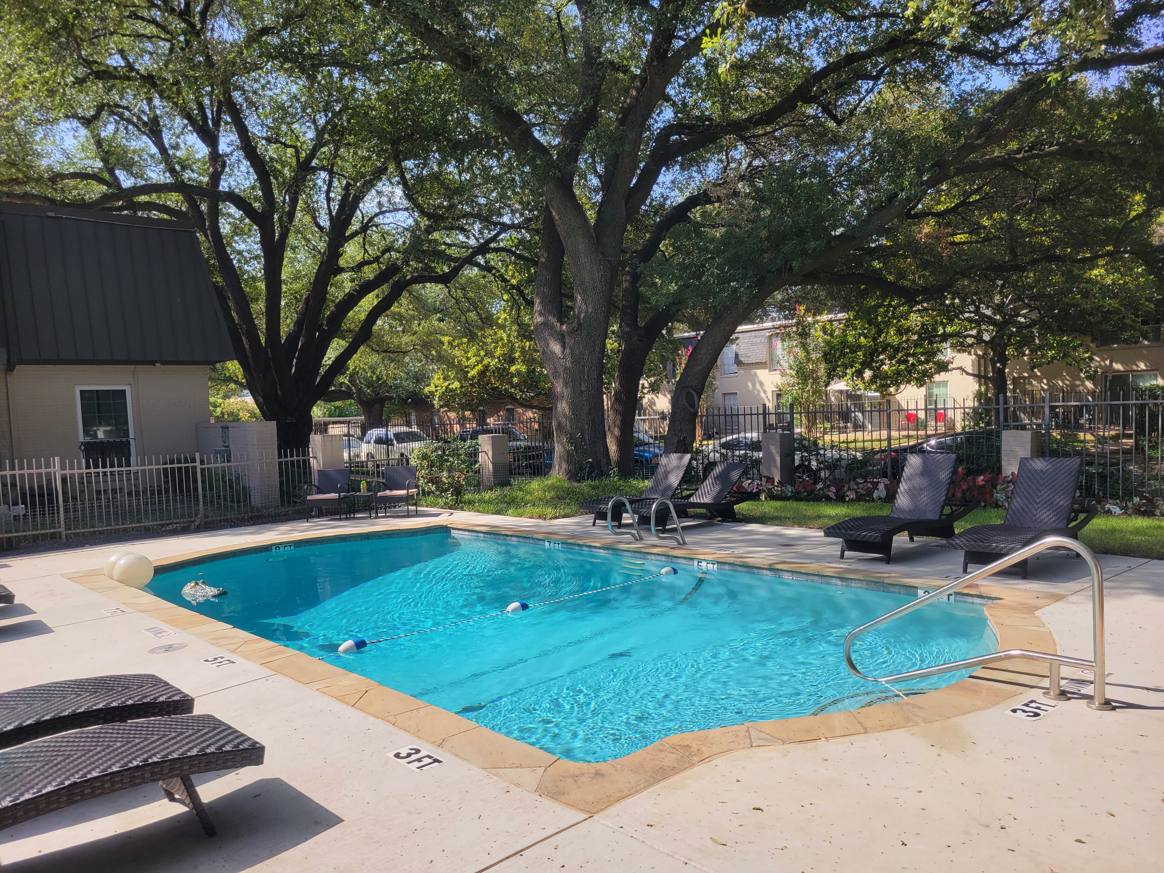 Pool Facing Cozy Condo Private Treelined Complex photo 5