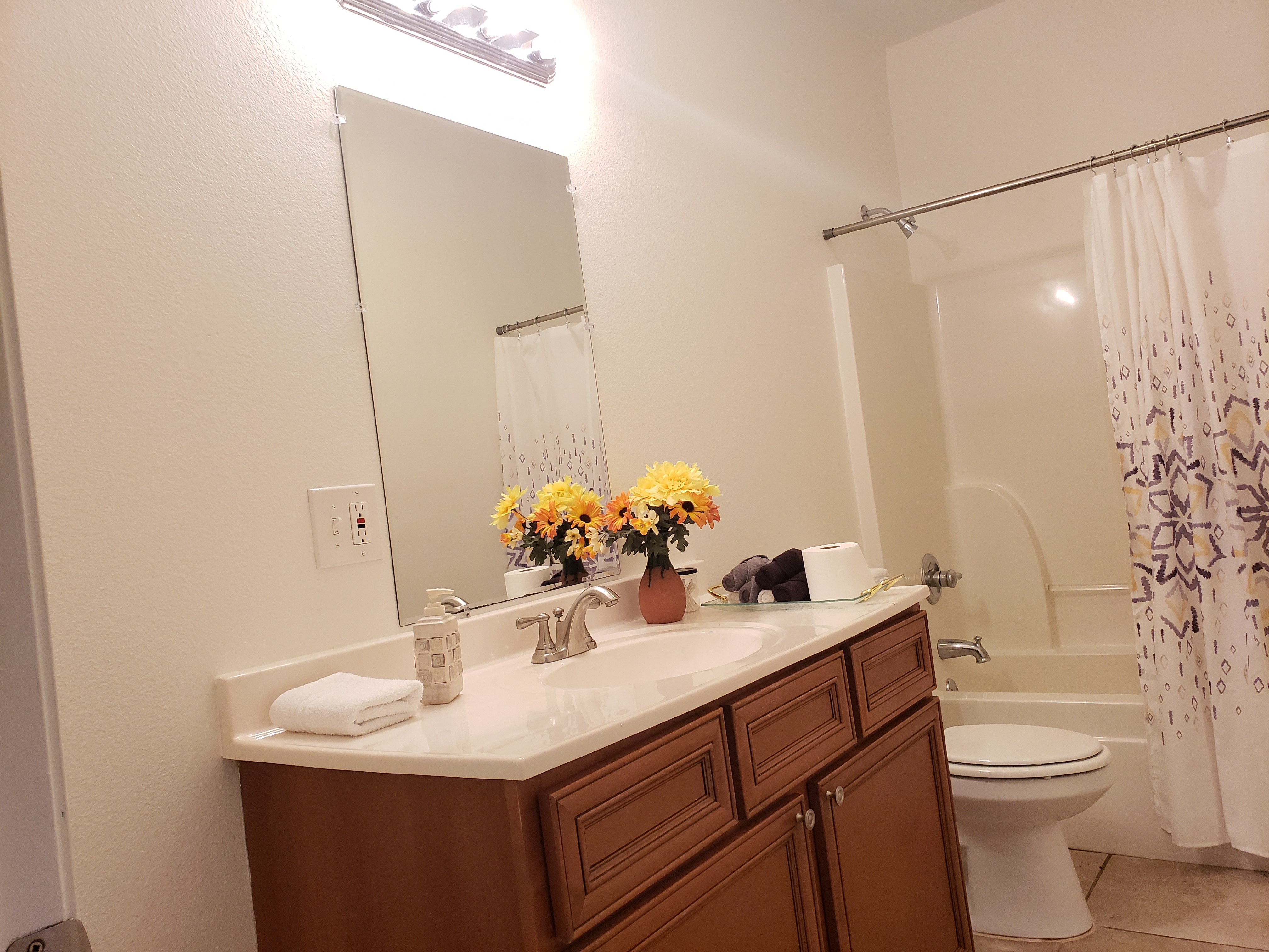 Cozy Comfy Cottage  w/King+Q Bed Free WiFi Parking photo 2