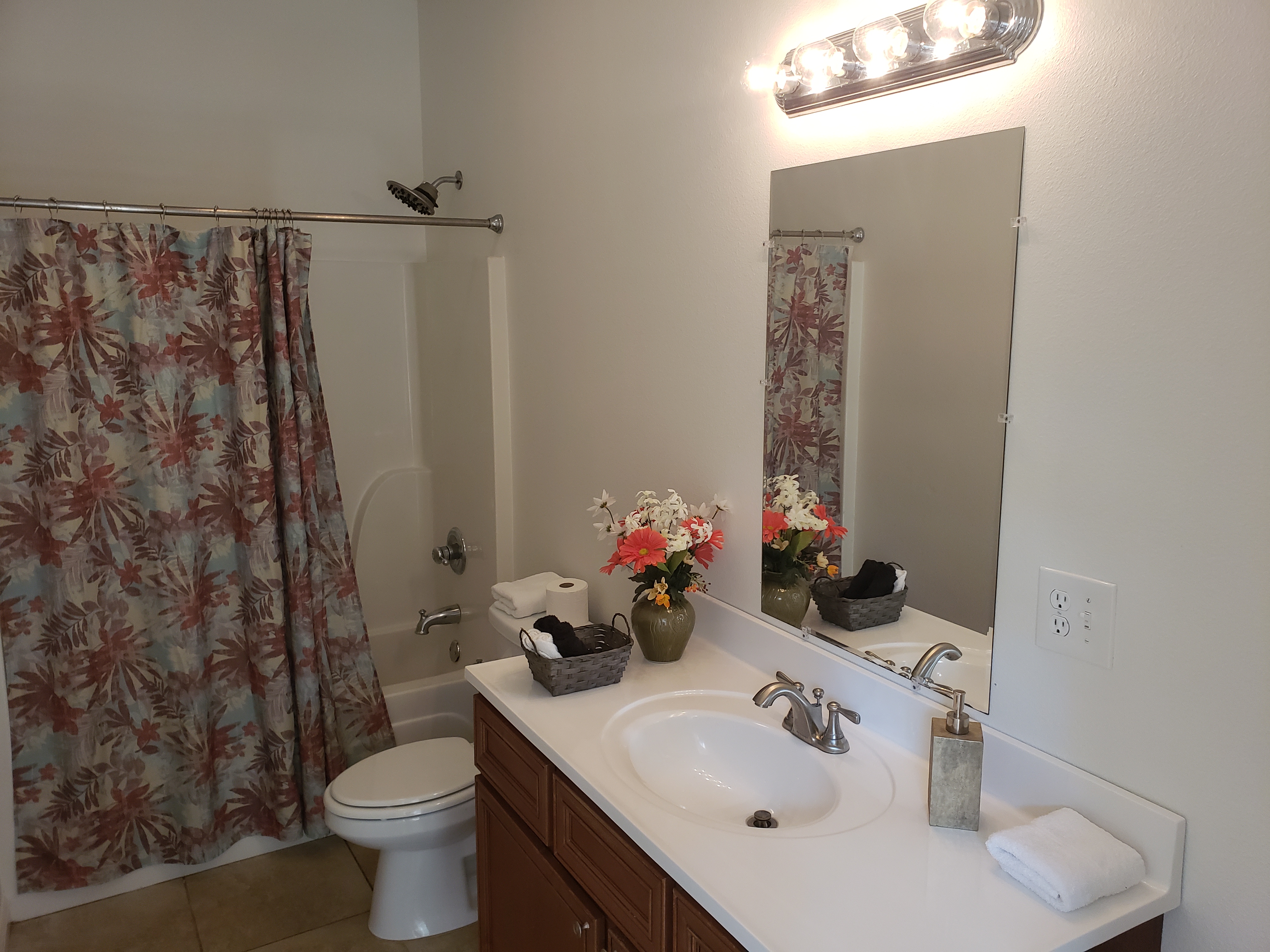 Cozy Comfy Cottage  w/King+Q Bed Free WiFi Parking photo 3