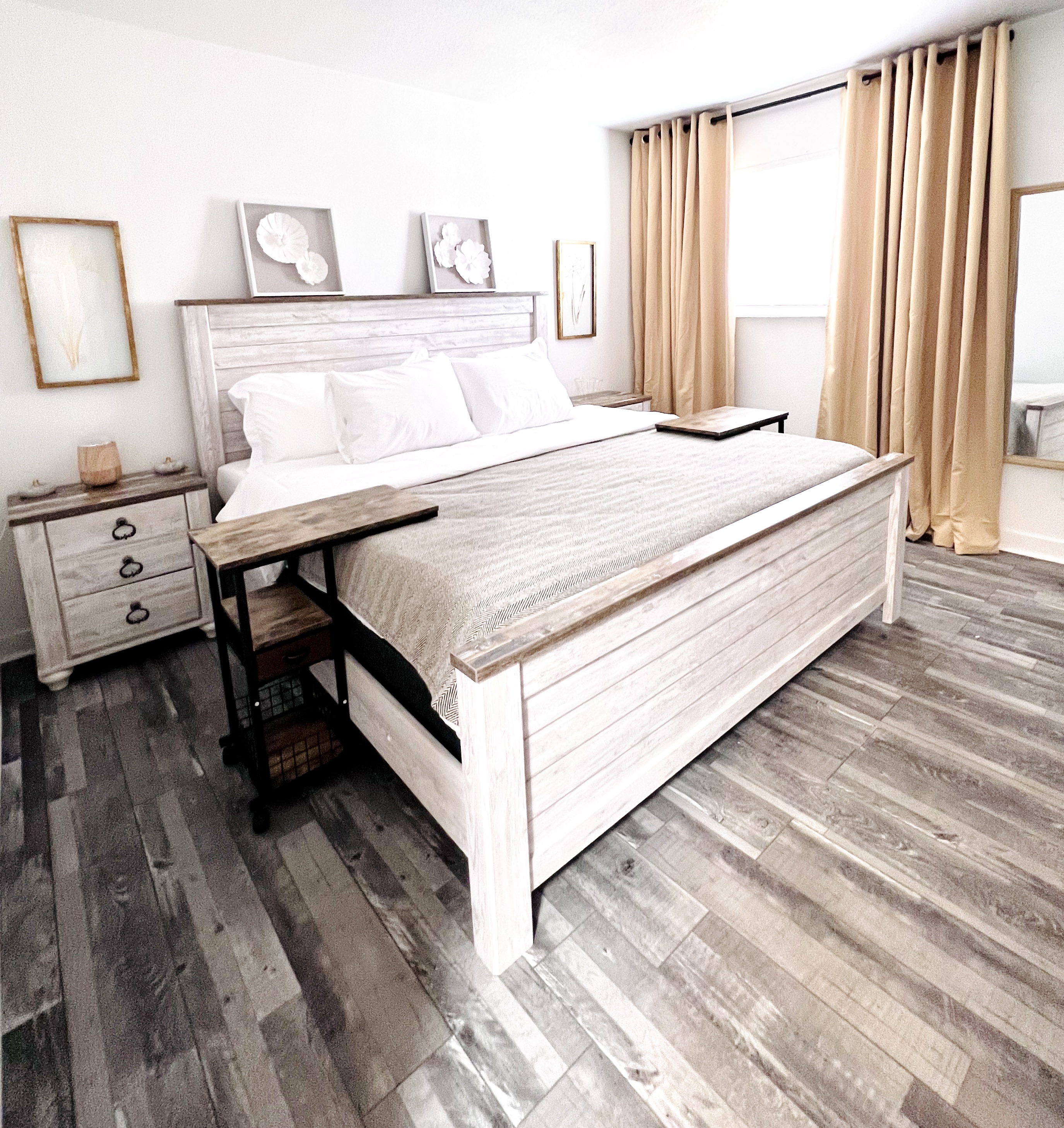Luxurious King Master Bedroom photo 3