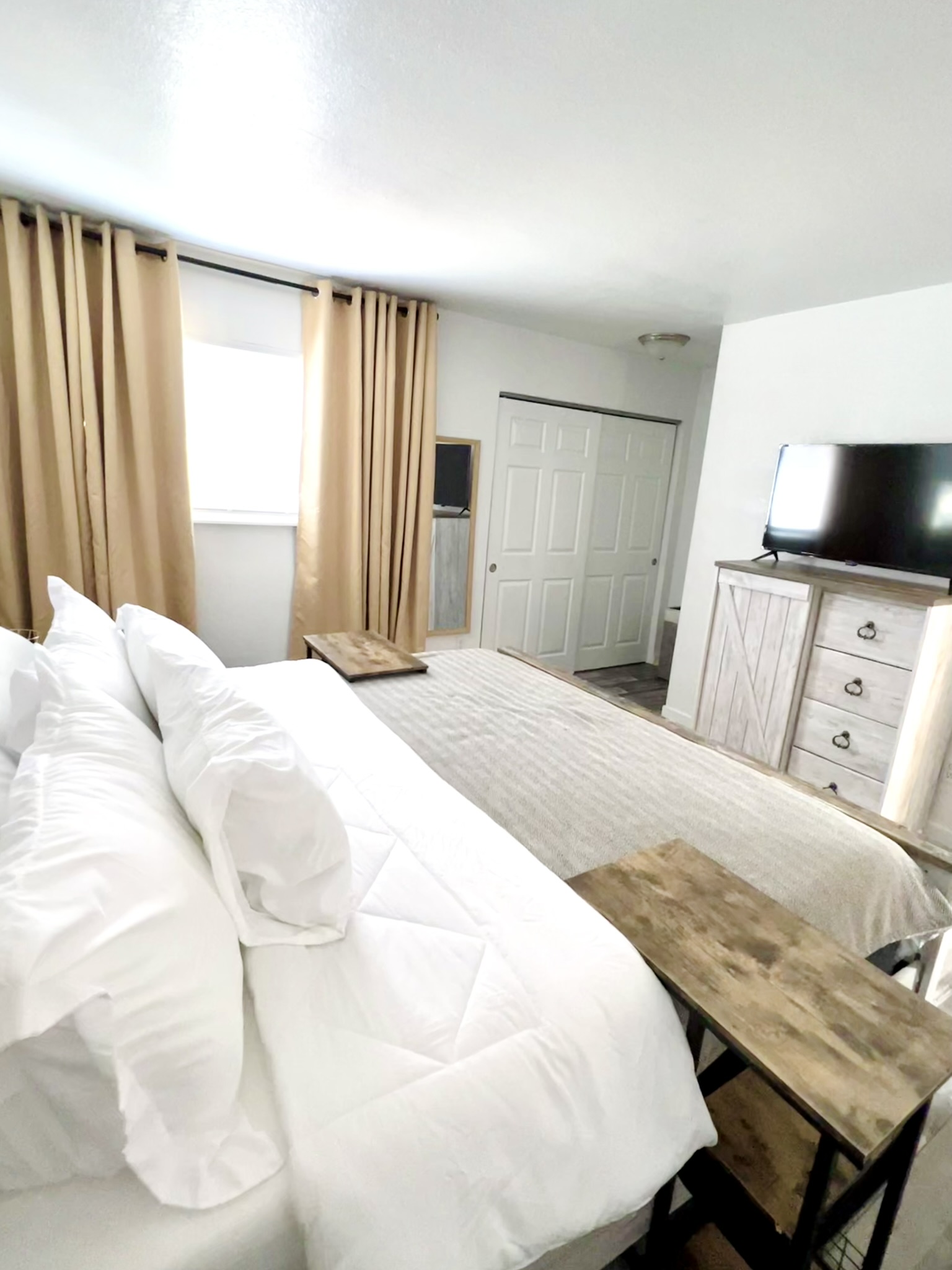 Luxurious King Master Bedroom photo 4