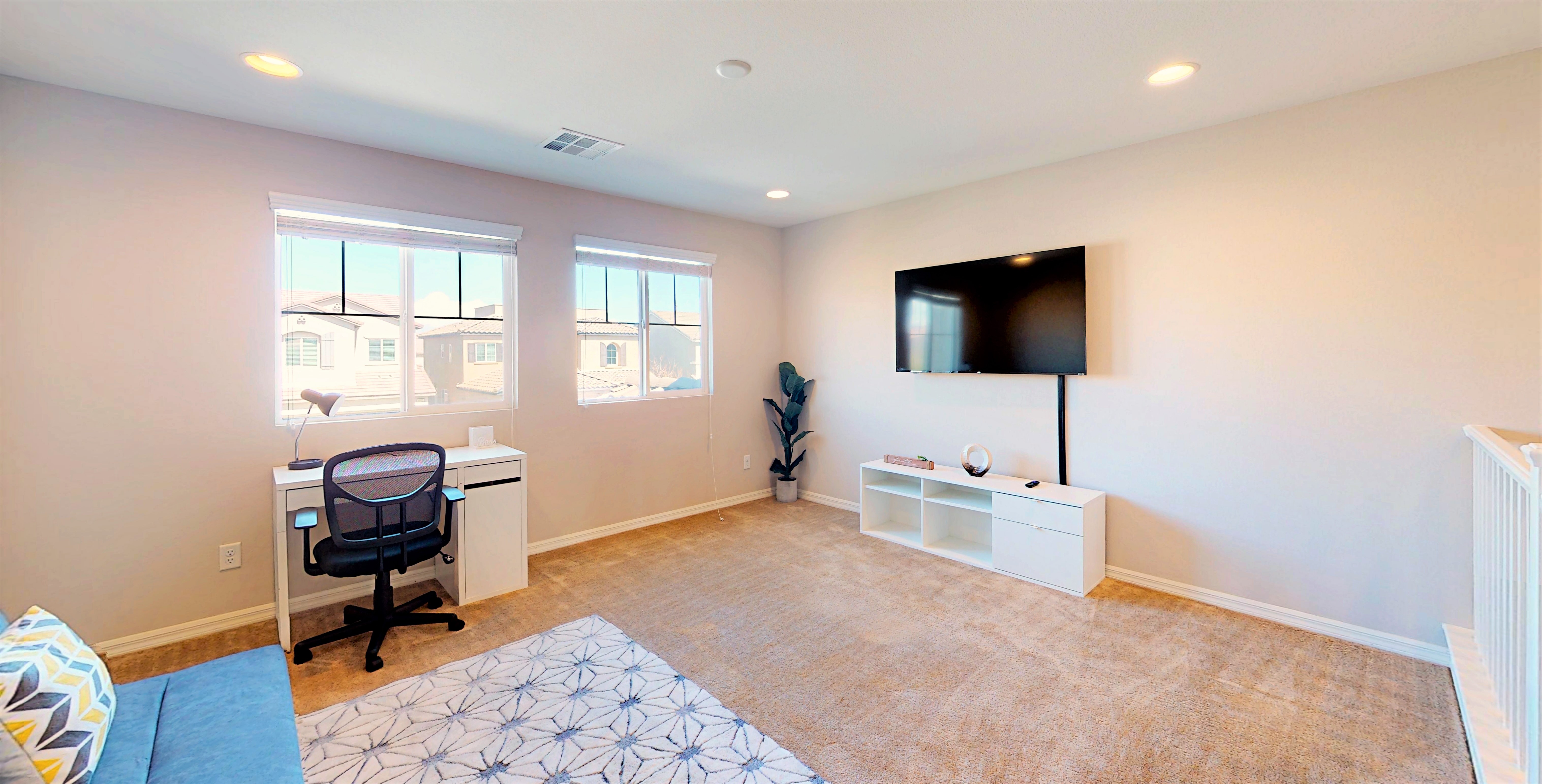 Spacious & Peaceful Home in Gated Community/Pool photo 3