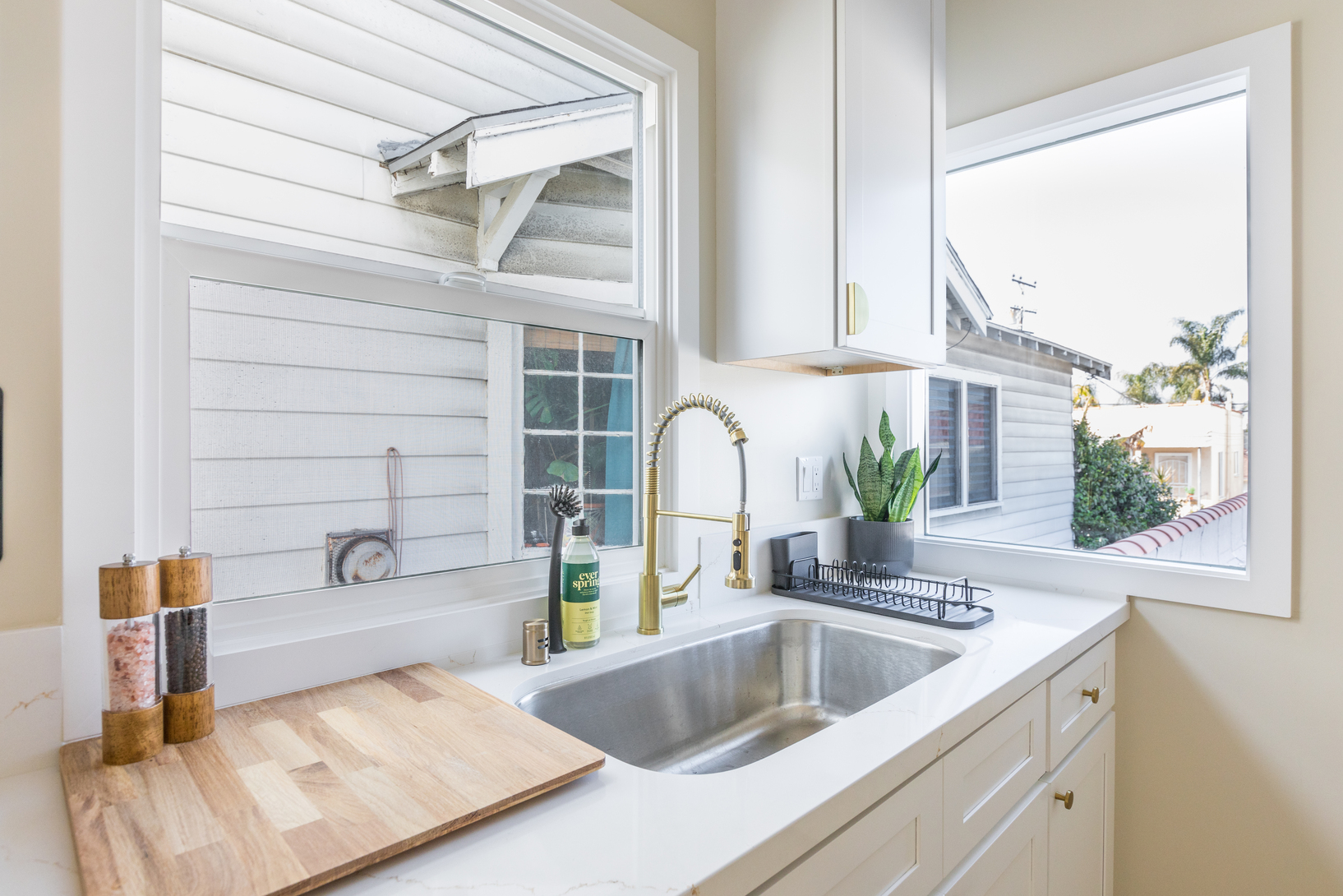 Cozy Sunny Brand-New Apt |  1 Block From the Beach photo 4