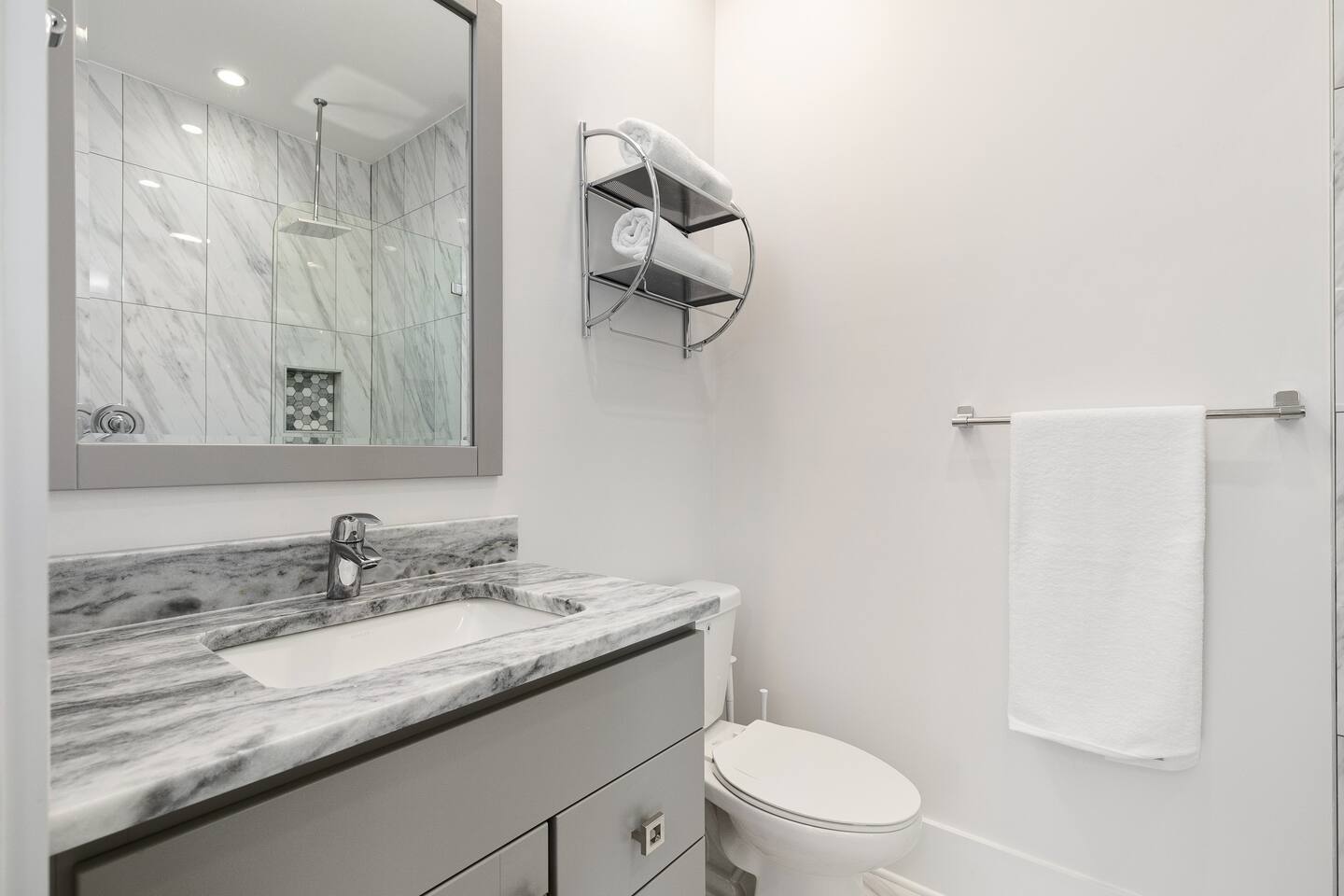 The Ashley Suite at 697 King photo 5