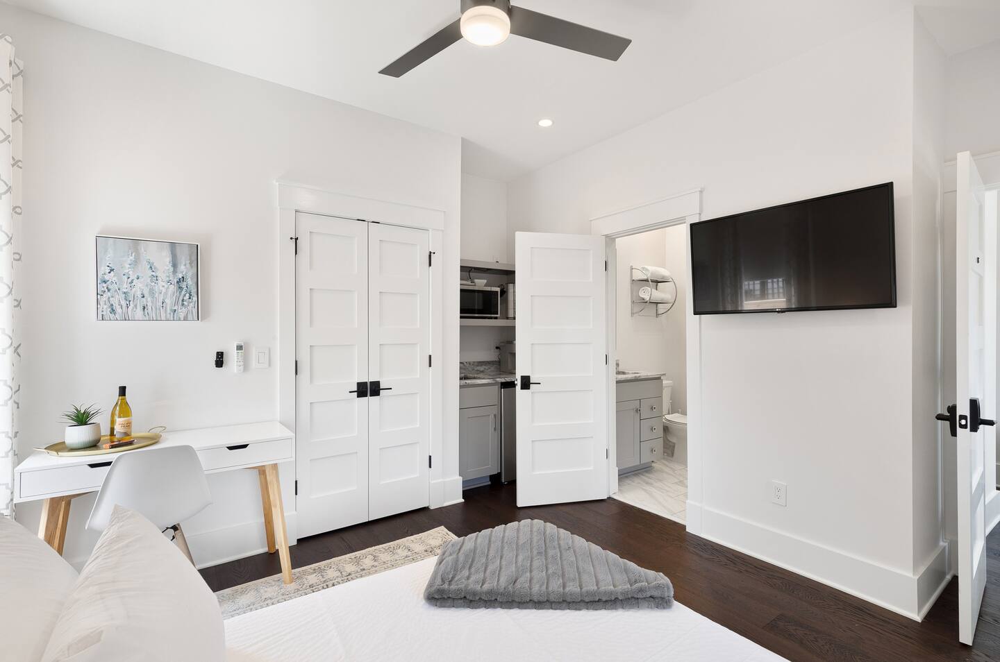 The Ashley Suite at 697 King photo 4