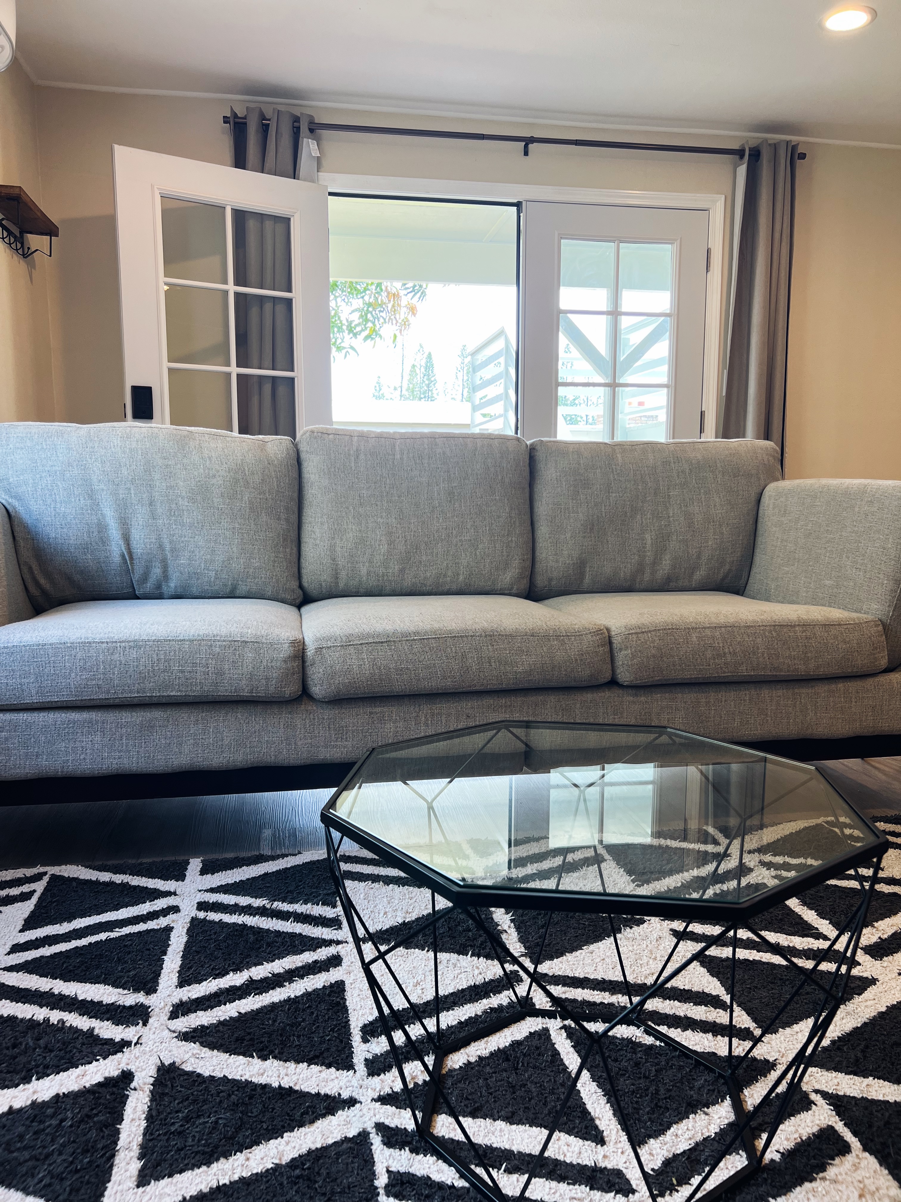 NEW Modern 2 bed/1 bath - Garage Parking, Yard, Pe photo 3