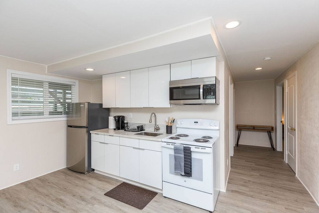 NEW Modern 2 bed/1 bath - Garage Parking, Yard, Pe photo 5