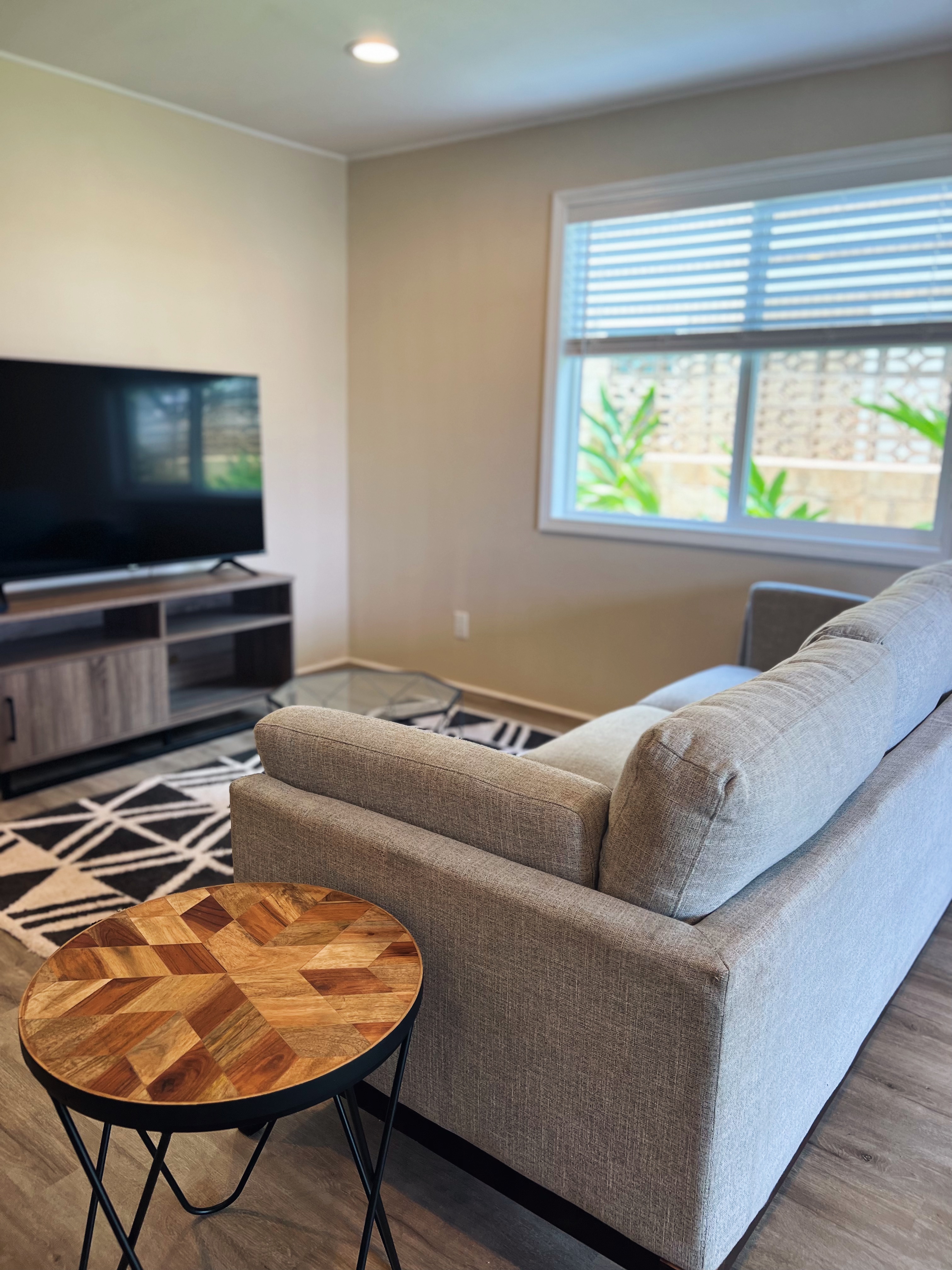 NEW Modern 2 bed/1 bath - Garage Parking, Yard, Pe photo 2