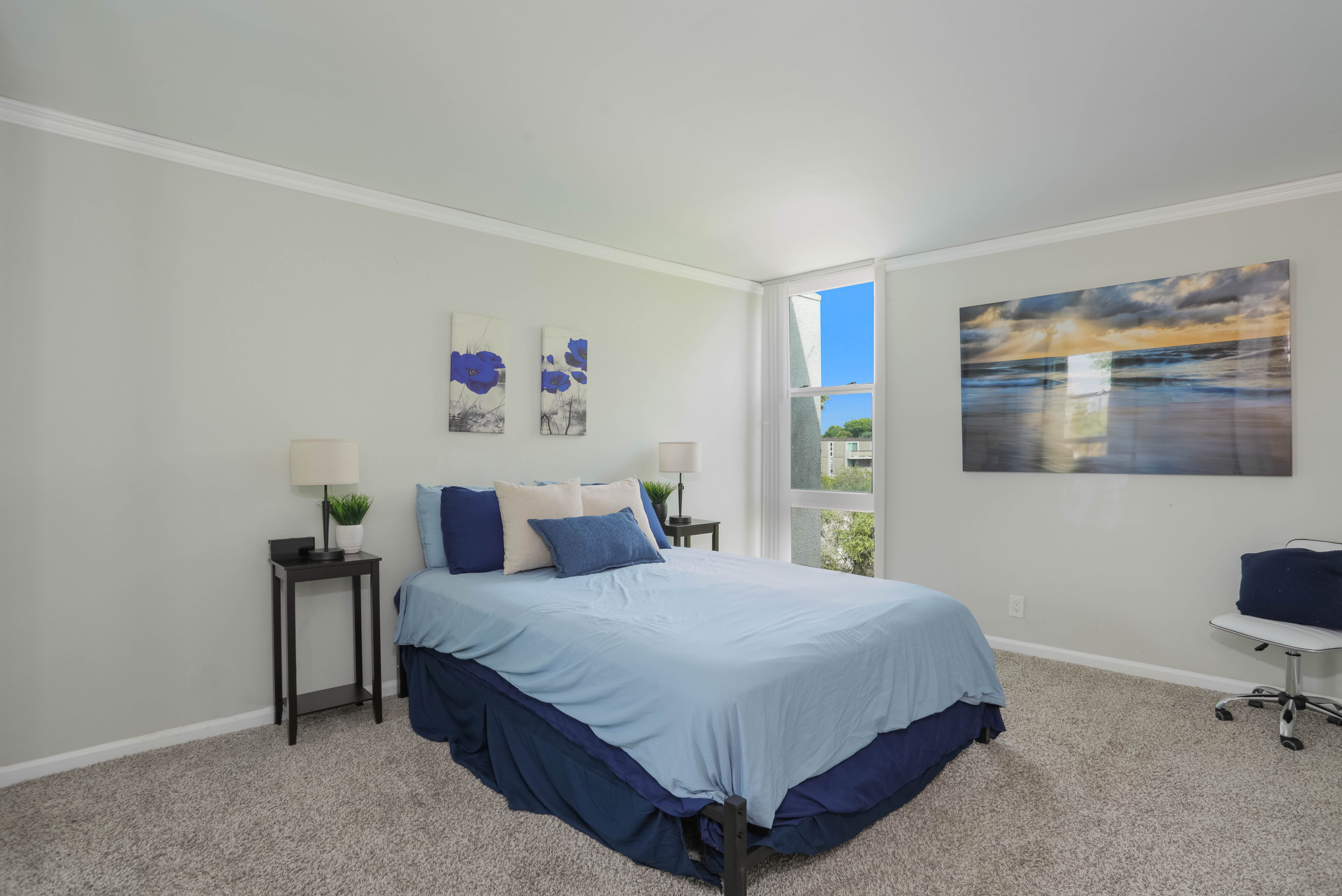 Top Floor | Balcony | W/D | Sea World | Amenities photo 2