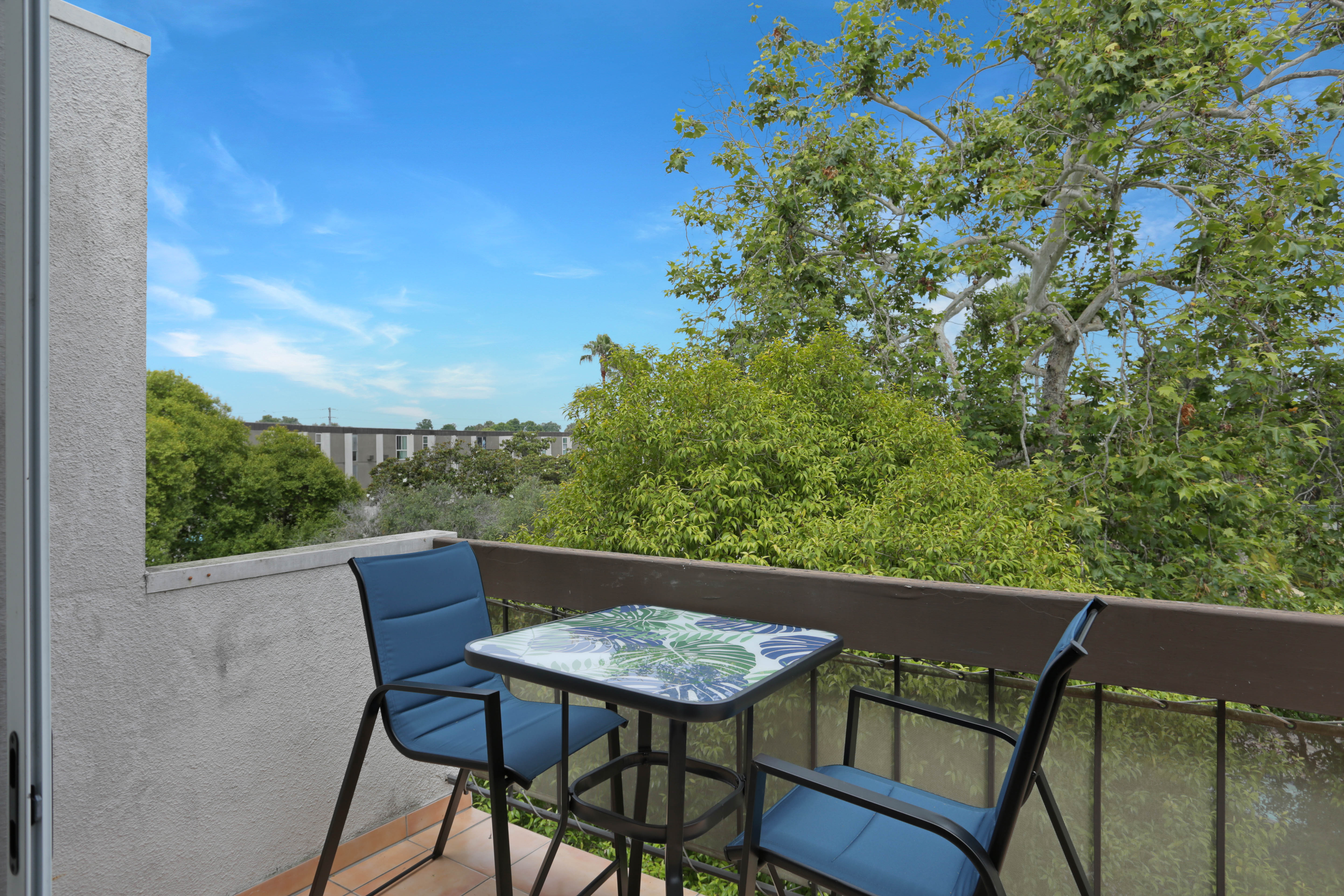 Top Floor | Balcony | W/D | Sea World | Amenities photo 3