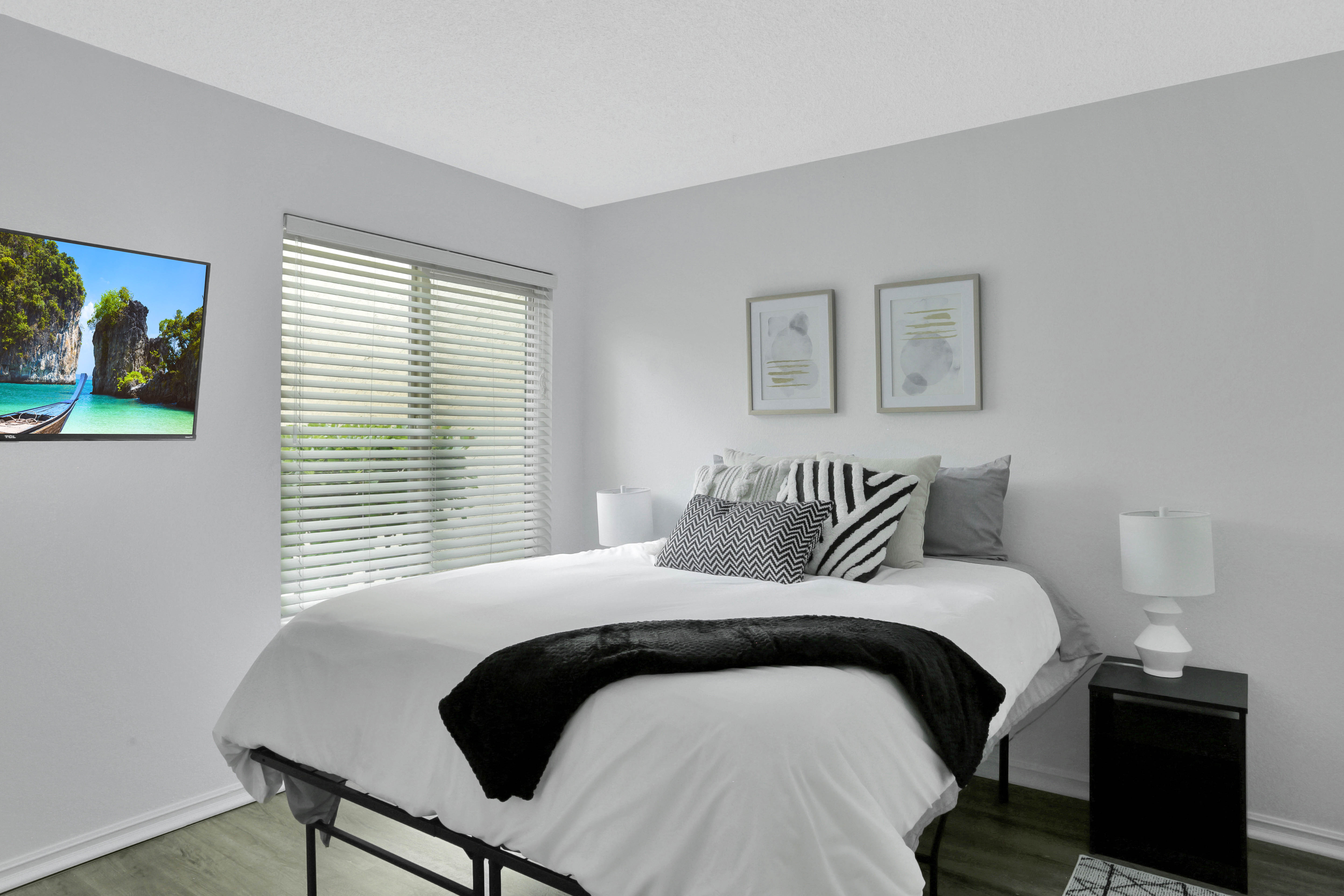 Modern 1 BR | Near Hospitals | Patio | Pets OK photo 3
