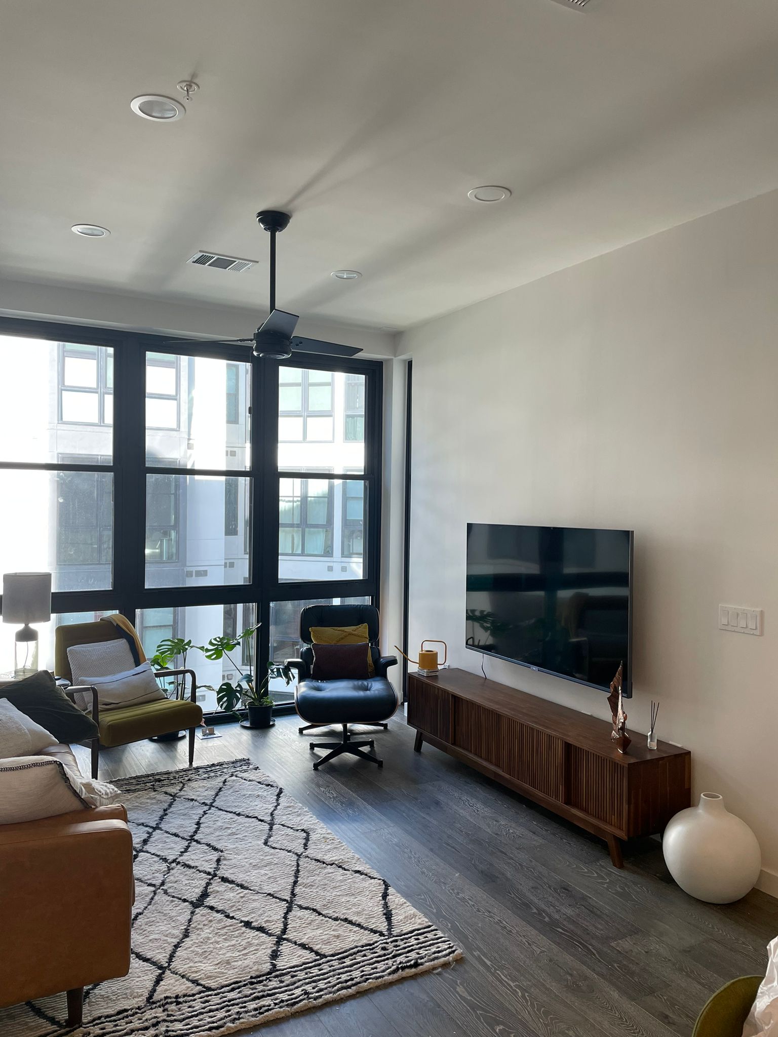 1B/1Ba Fully-Furnished in Pro-Designed Lux 2B/2Ba  photo 2