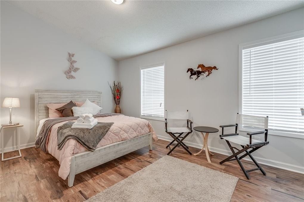 Modern & Stunning Townhome close to KSU photo 2