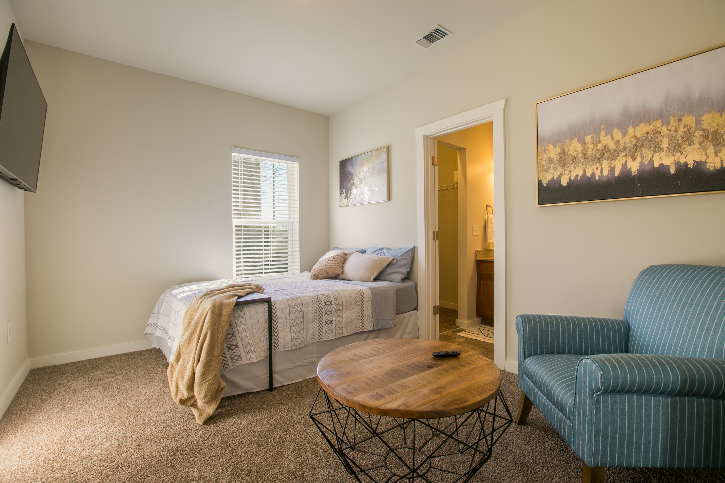 Private Bedroom with Attached Bathroom photo 3