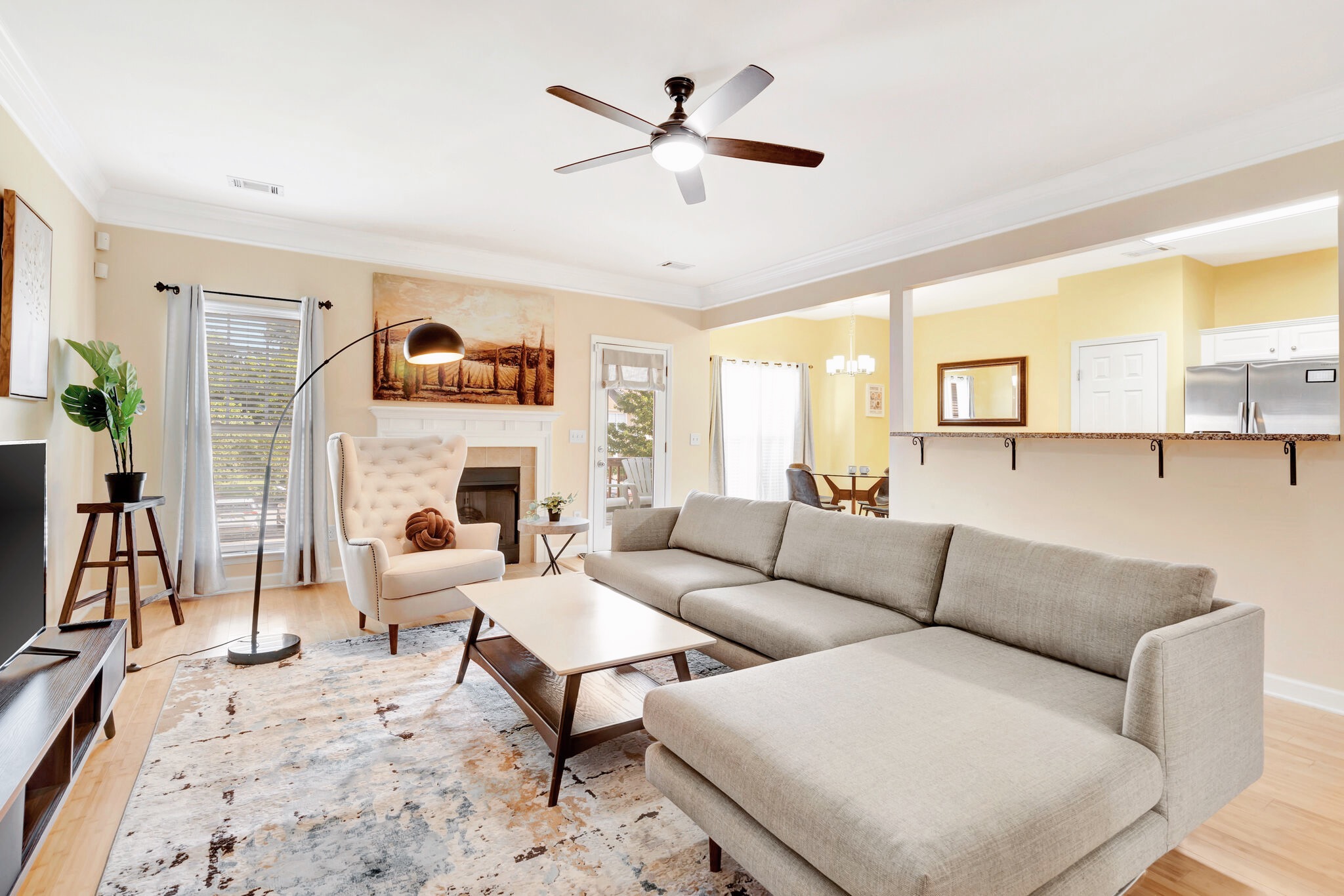 Modern Lakeside Gem 15mins to DT 3b2.5b photo 2