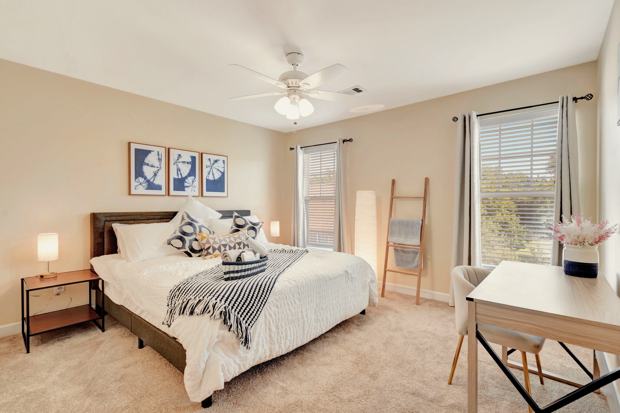 Modern Lakeside Gem 15mins to DT 3b2.5b photo 3