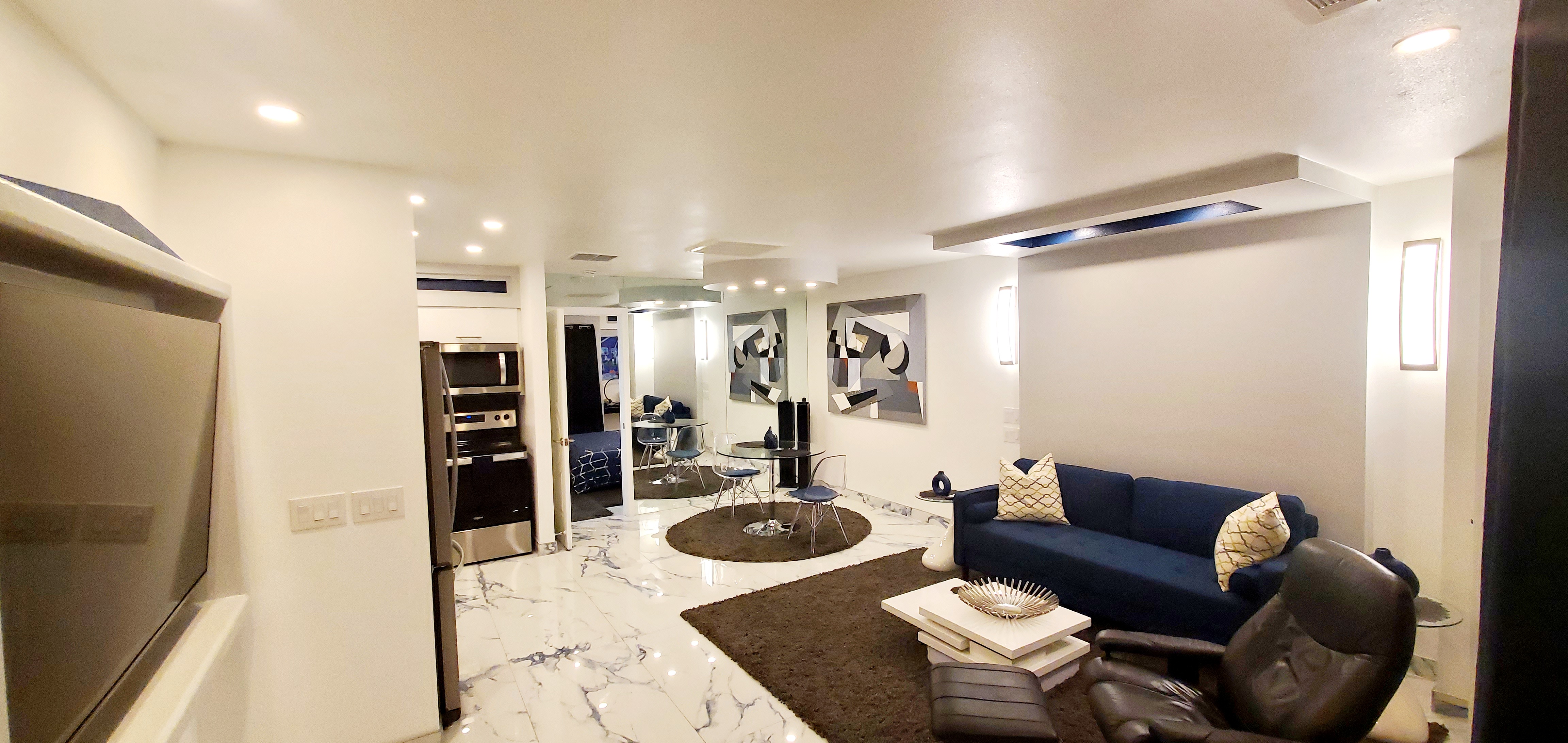 Poolside Downtown • Spas & Tennis  • Condo King  photo 3
