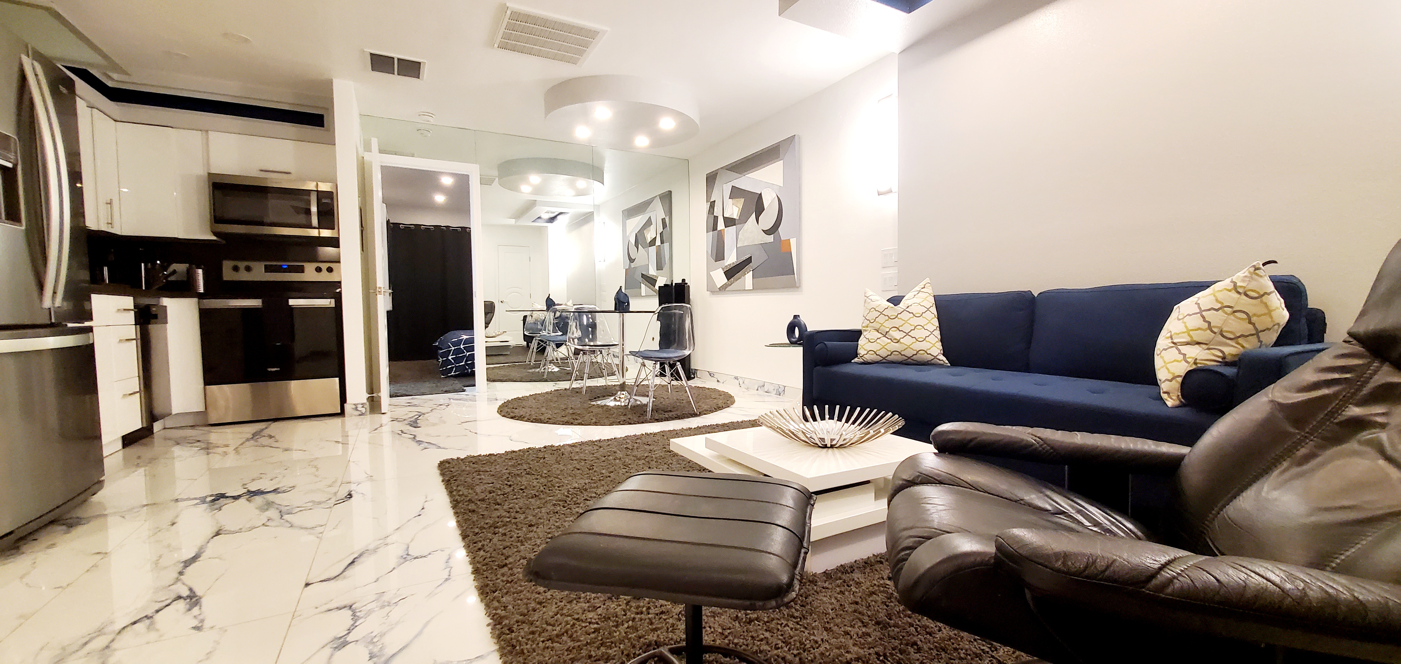 Poolside Downtown • Spas & Tennis  • Condo King  photo 2