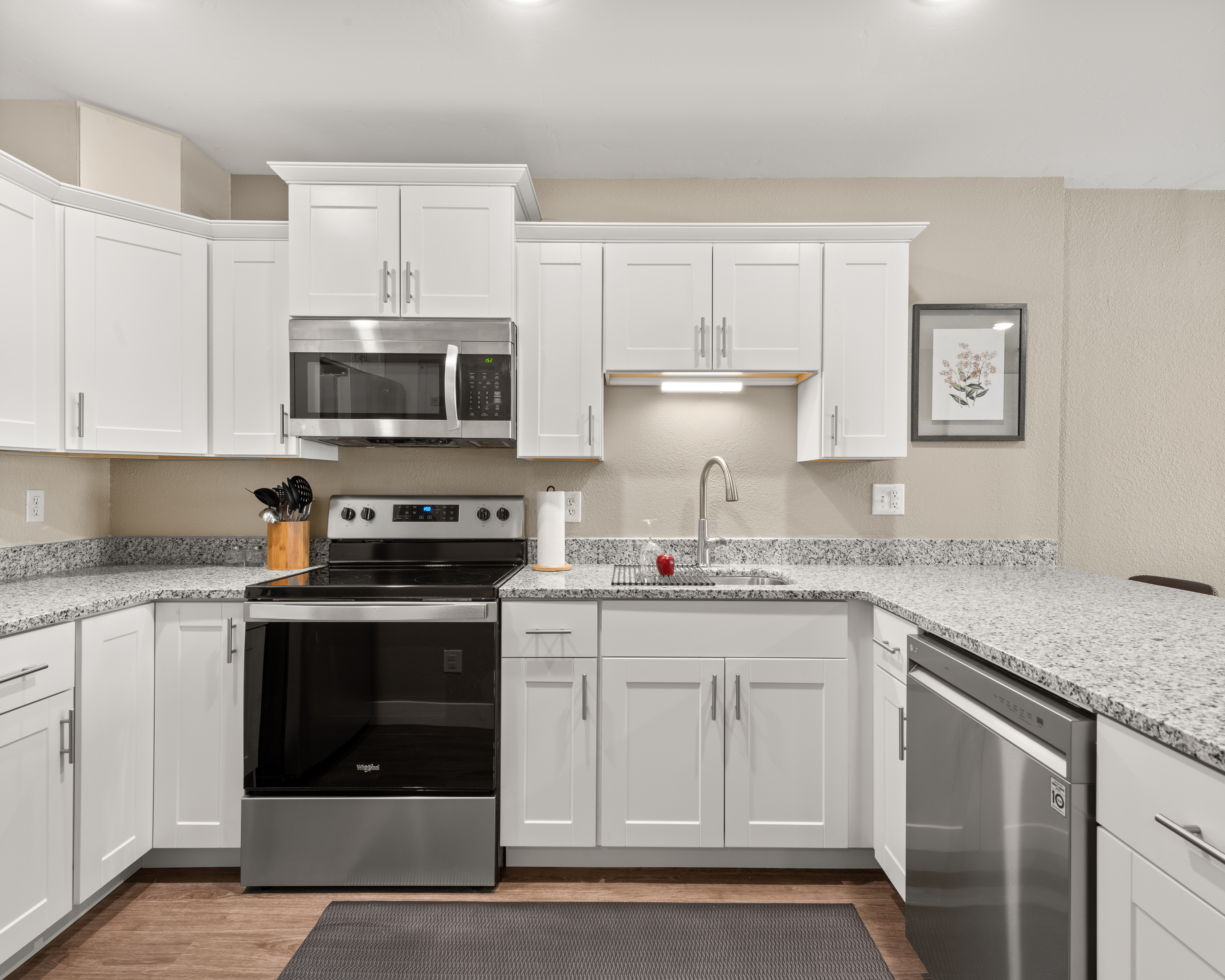 The Manor Fully Furnished 2 bed Condo photo 4