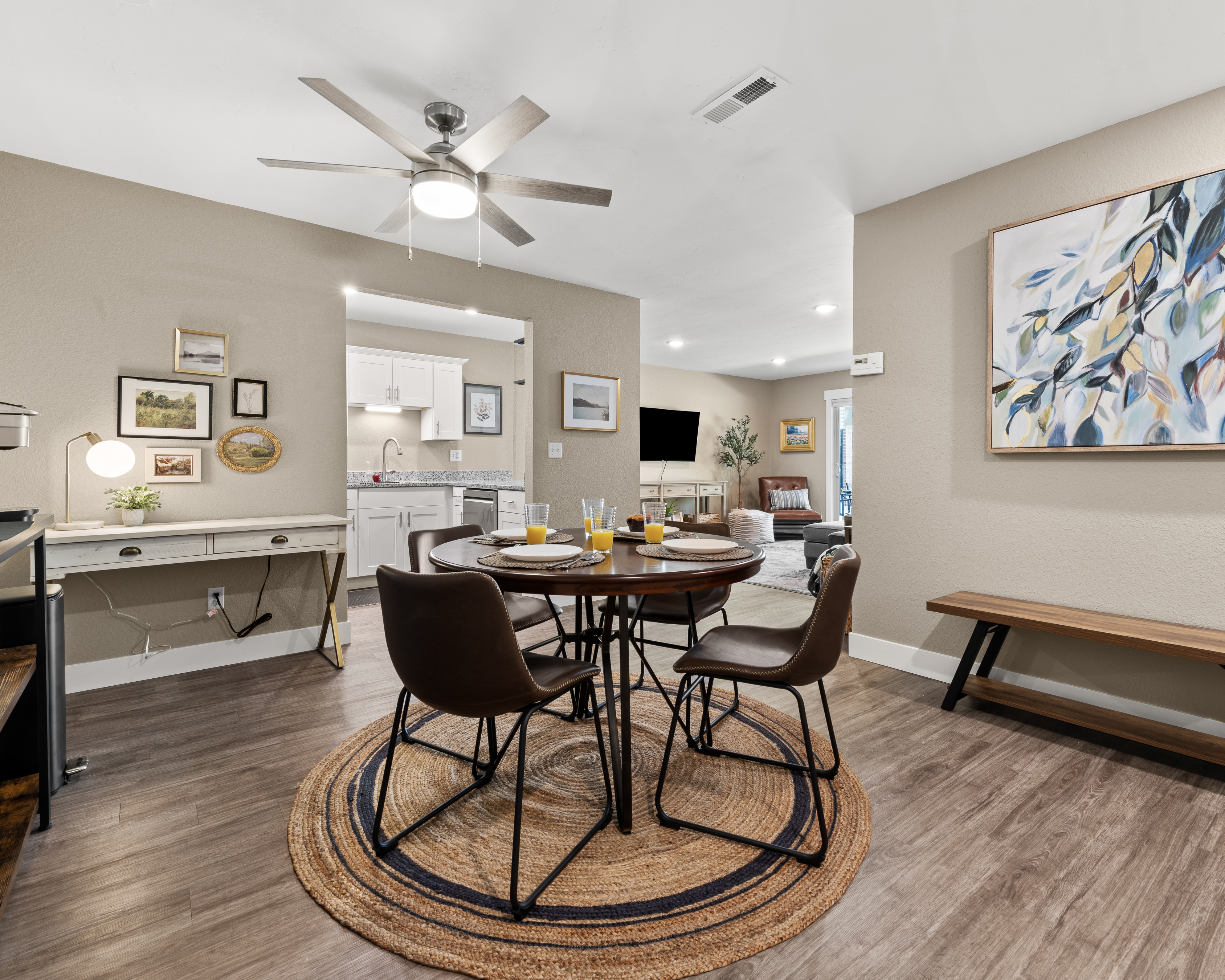 The Manor Fully Furnished 2 bed Condo photo 5