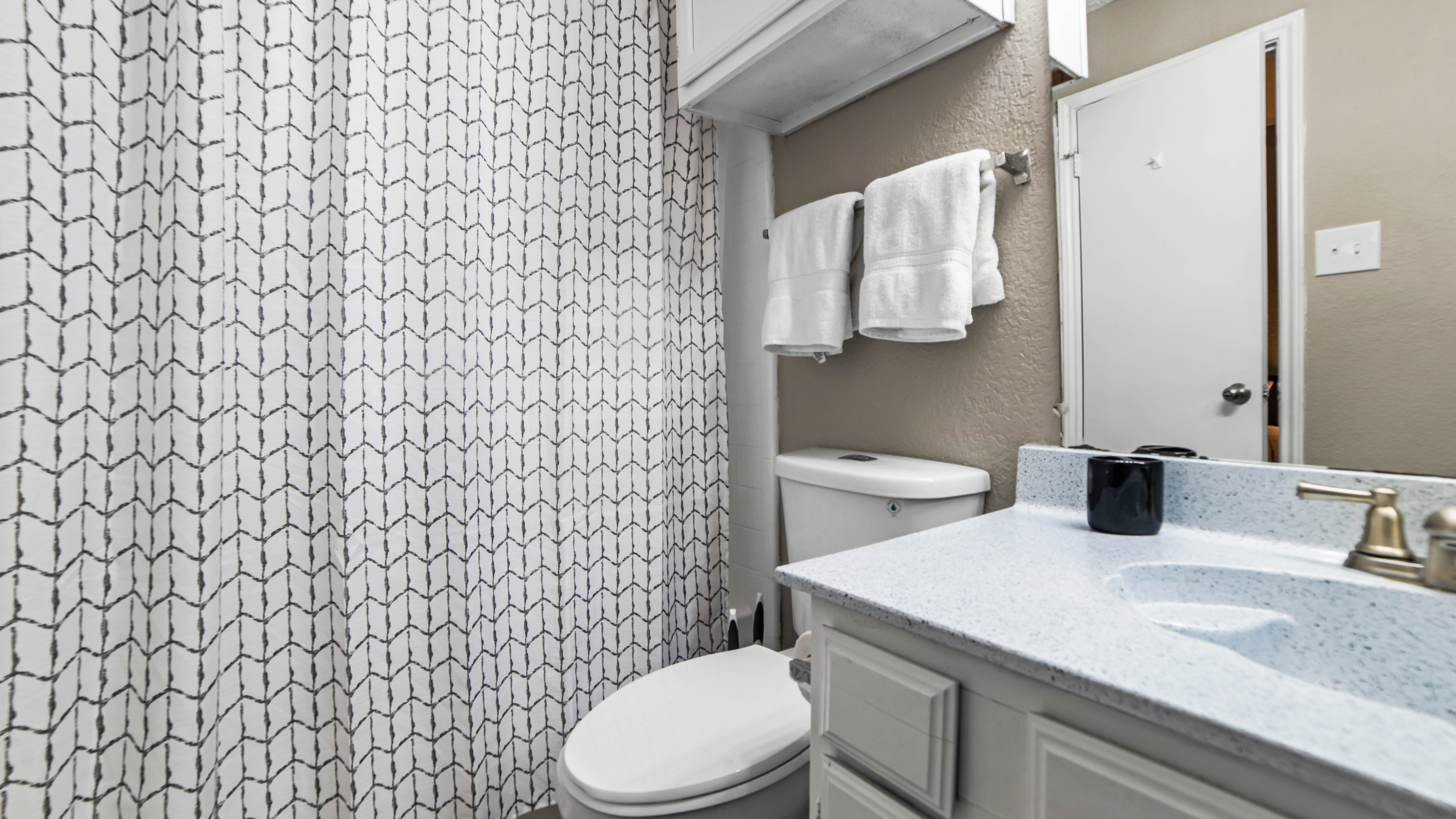 Modern King Suite with w/d photo 4
