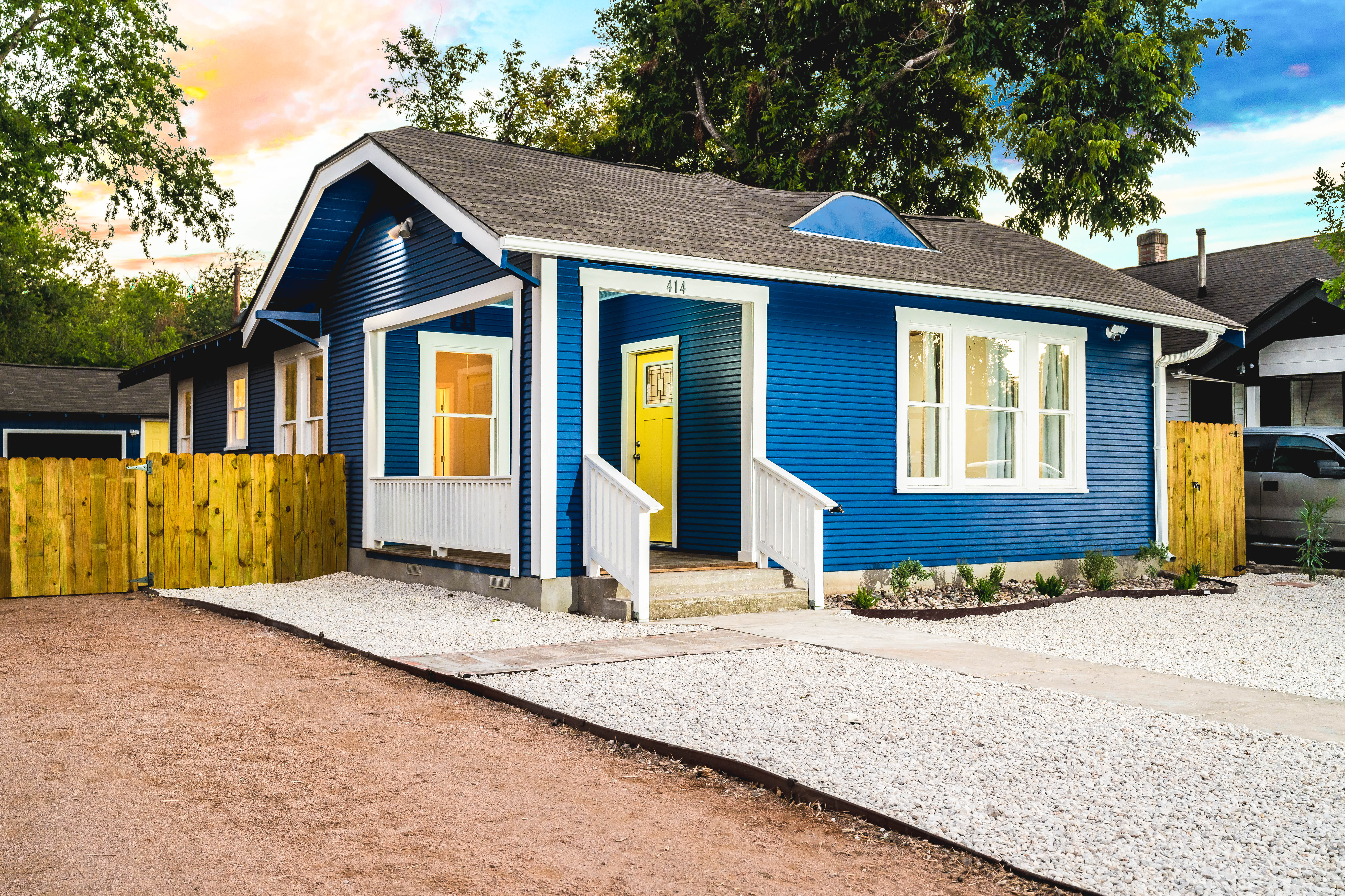 Cowboy Cottage with large yard photo 2