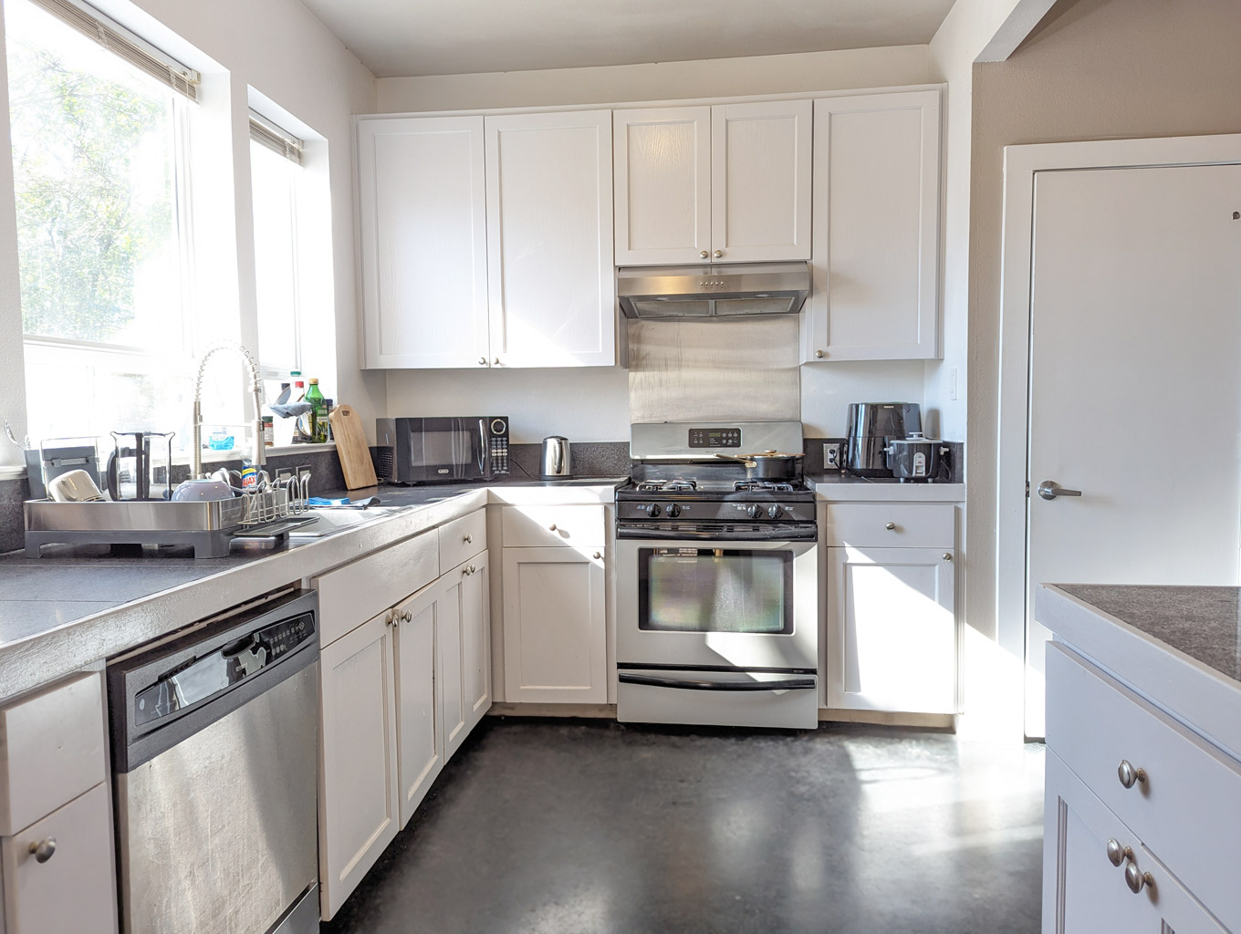 1 room in a modern house in a great location! photo 2