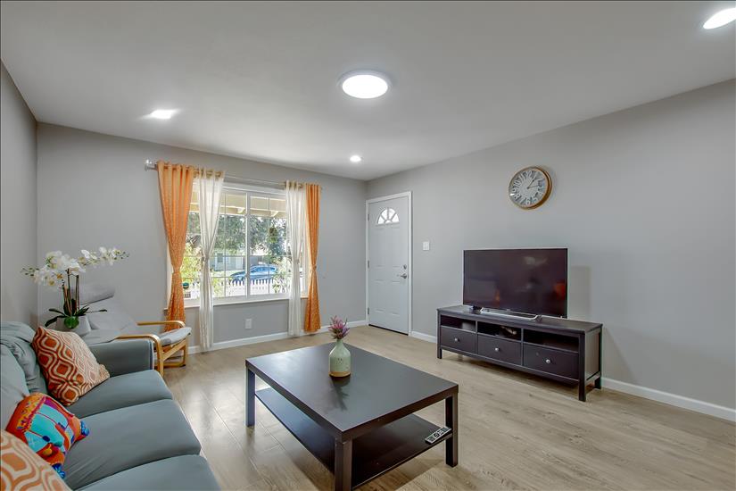 Charming 3BD Oasis w/ Fruit Garden & sunroom photo 4
