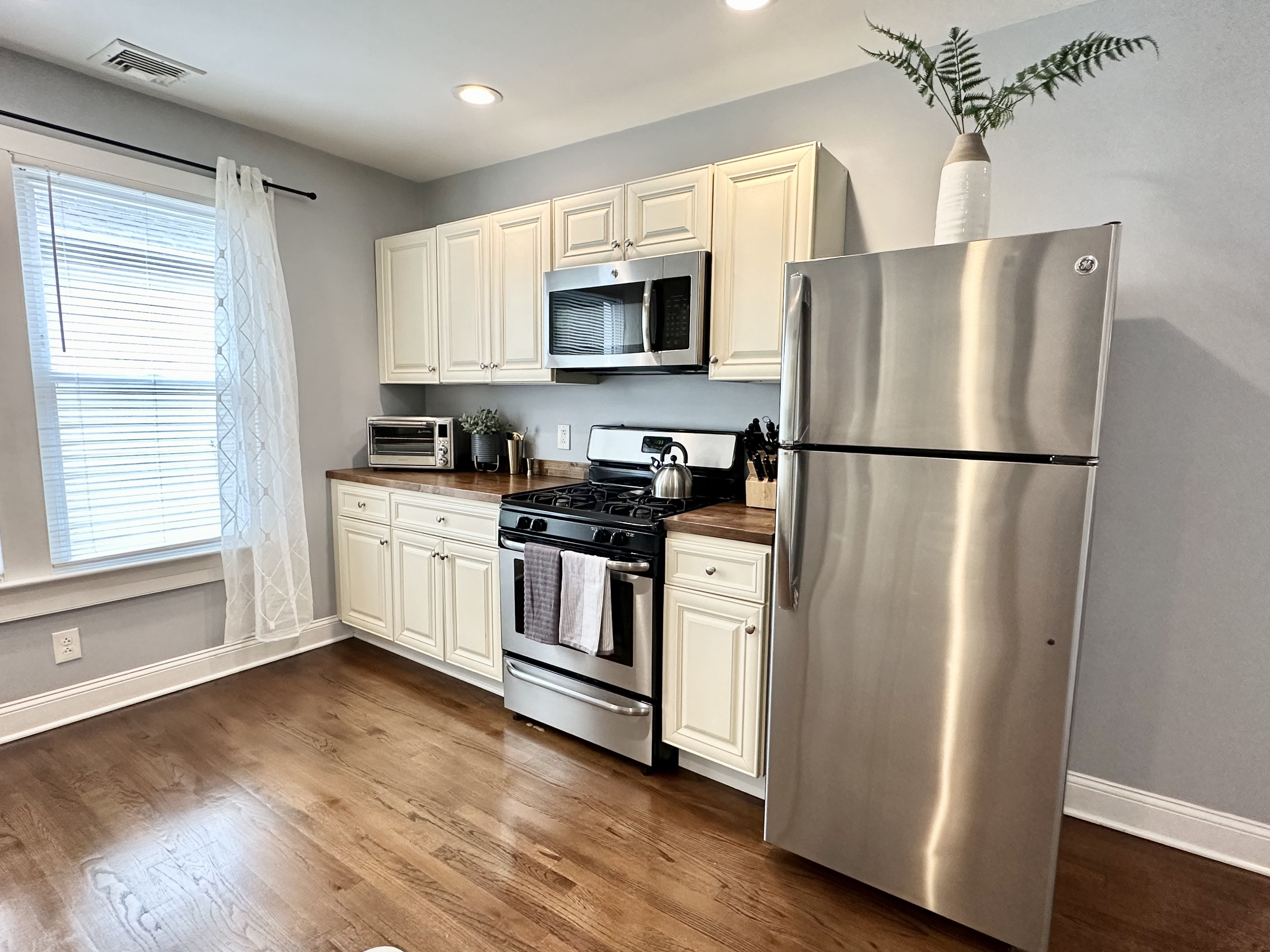 Clean, Bright and Centrally Located photo 5