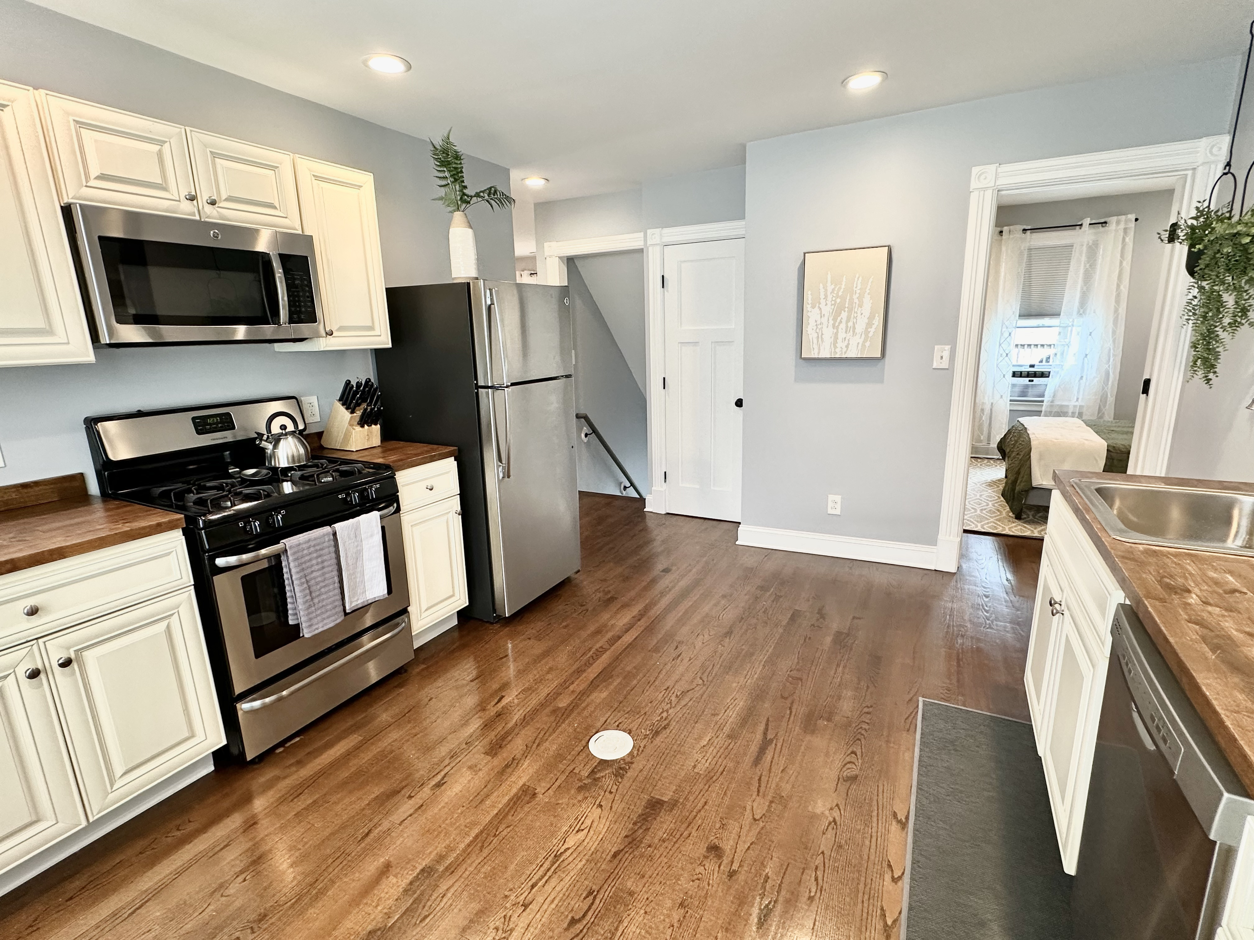Clean, Bright and Centrally Located photo 3