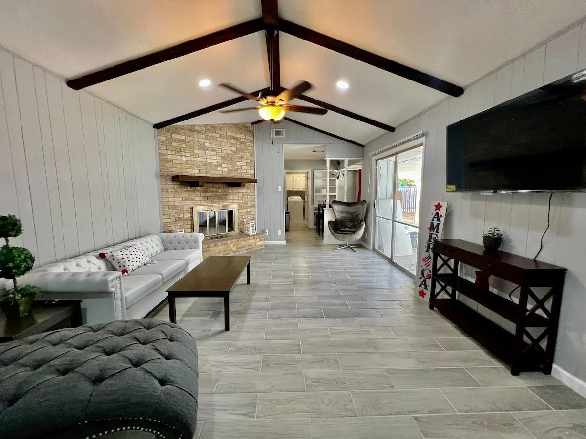 210-940-4224 · 4BR Home w/ Pool - Legacy Crashpads photo 3