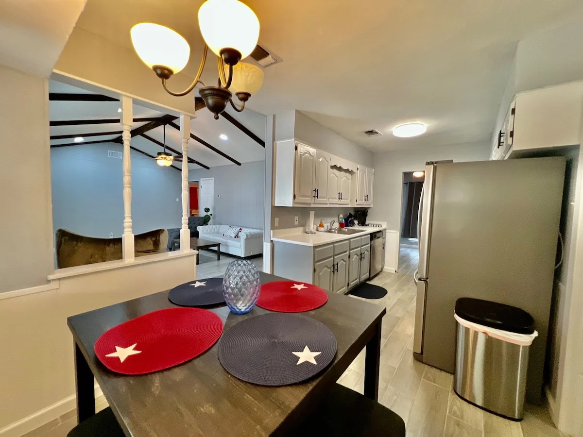 210-940-4224 · 4BR Home w/ Pool - Legacy Crashpads photo 5