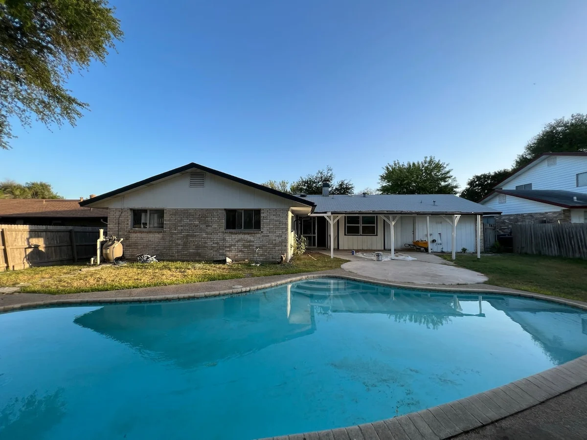 210-940-4224 · 4BR Home w/ Pool - Legacy Crashpads photo 2