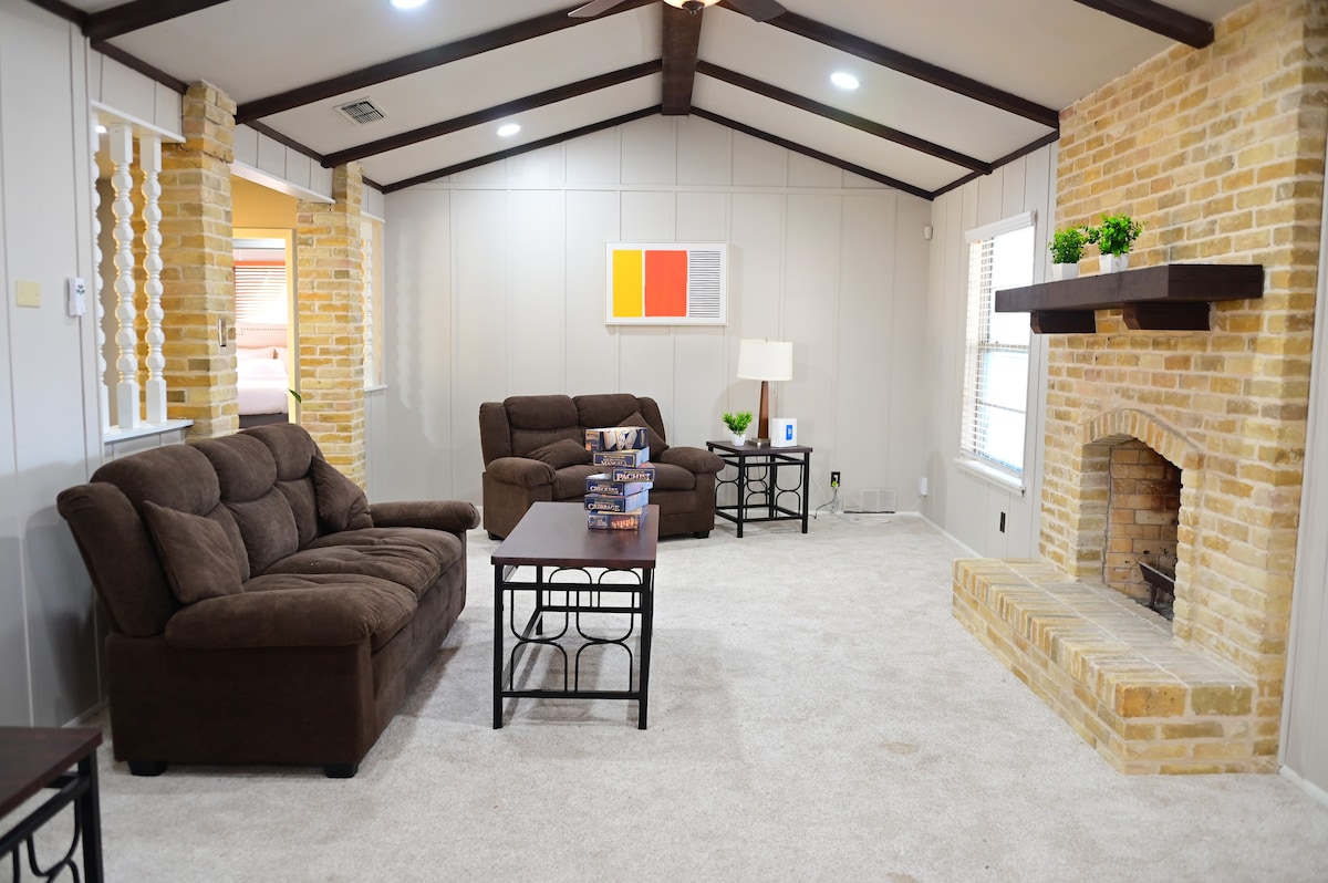 210-940-4224 - Comfortable 4 BD - Legacy Crashpads photo 3