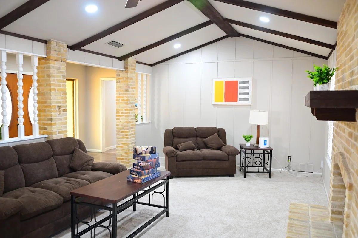 210-940-4224 - Comfortable 4 BD - Legacy Crashpads photo 4