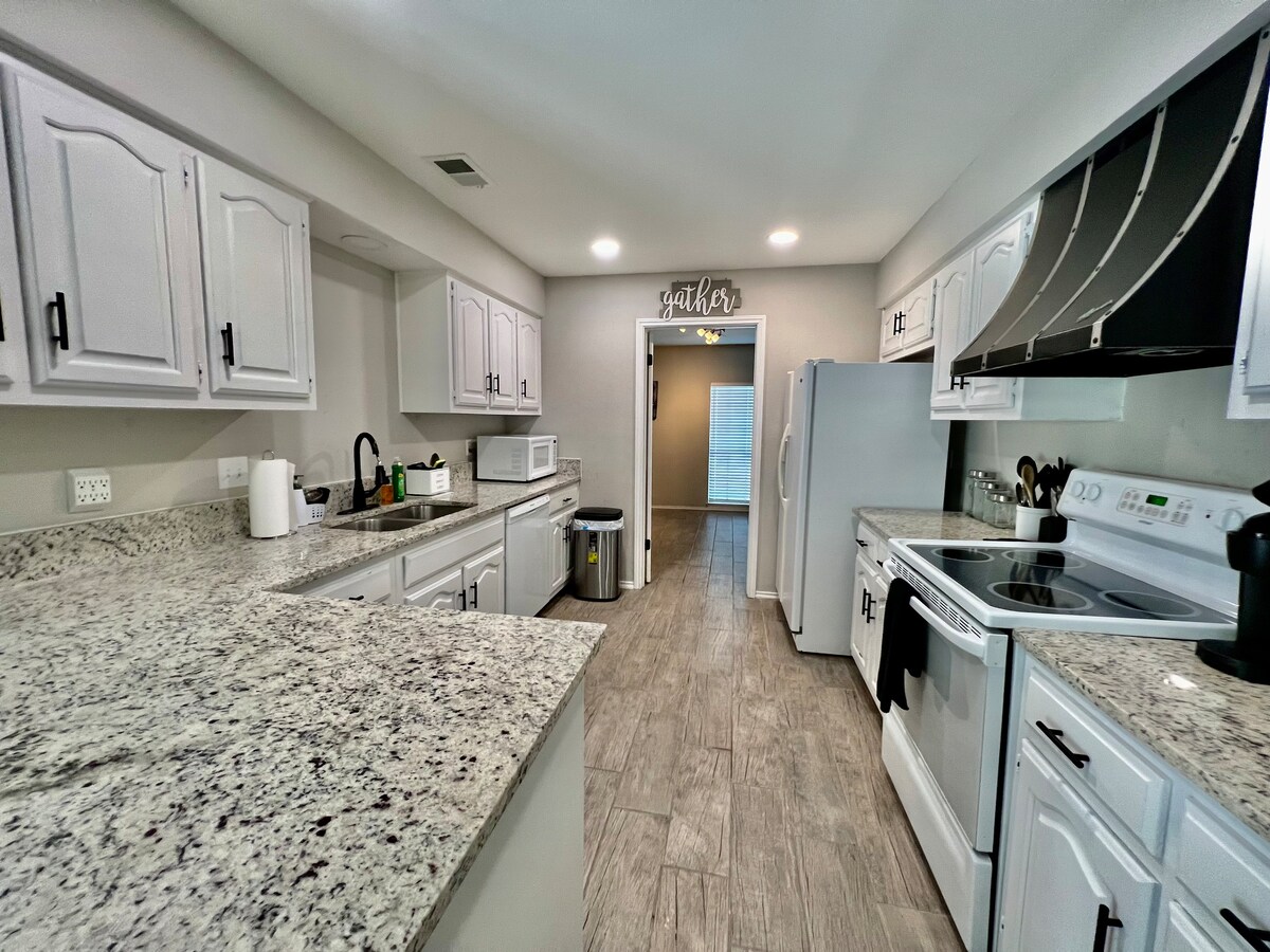 210-940-4224 · Family Home W/ 4BR Fully Furnished photo 5