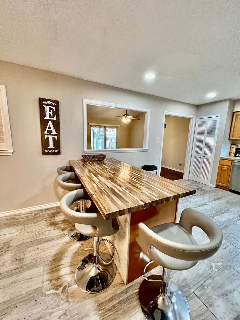 210-940-4224 · Cozy Home w/ Vibrant Cultural! photo 3