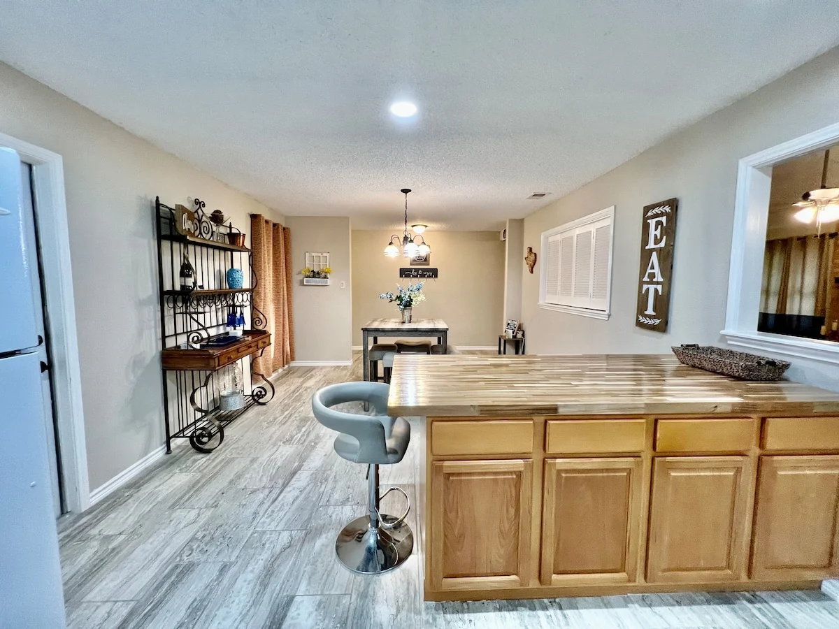 210-940-4224 · Cozy Home w/ Vibrant Cultural! photo 4