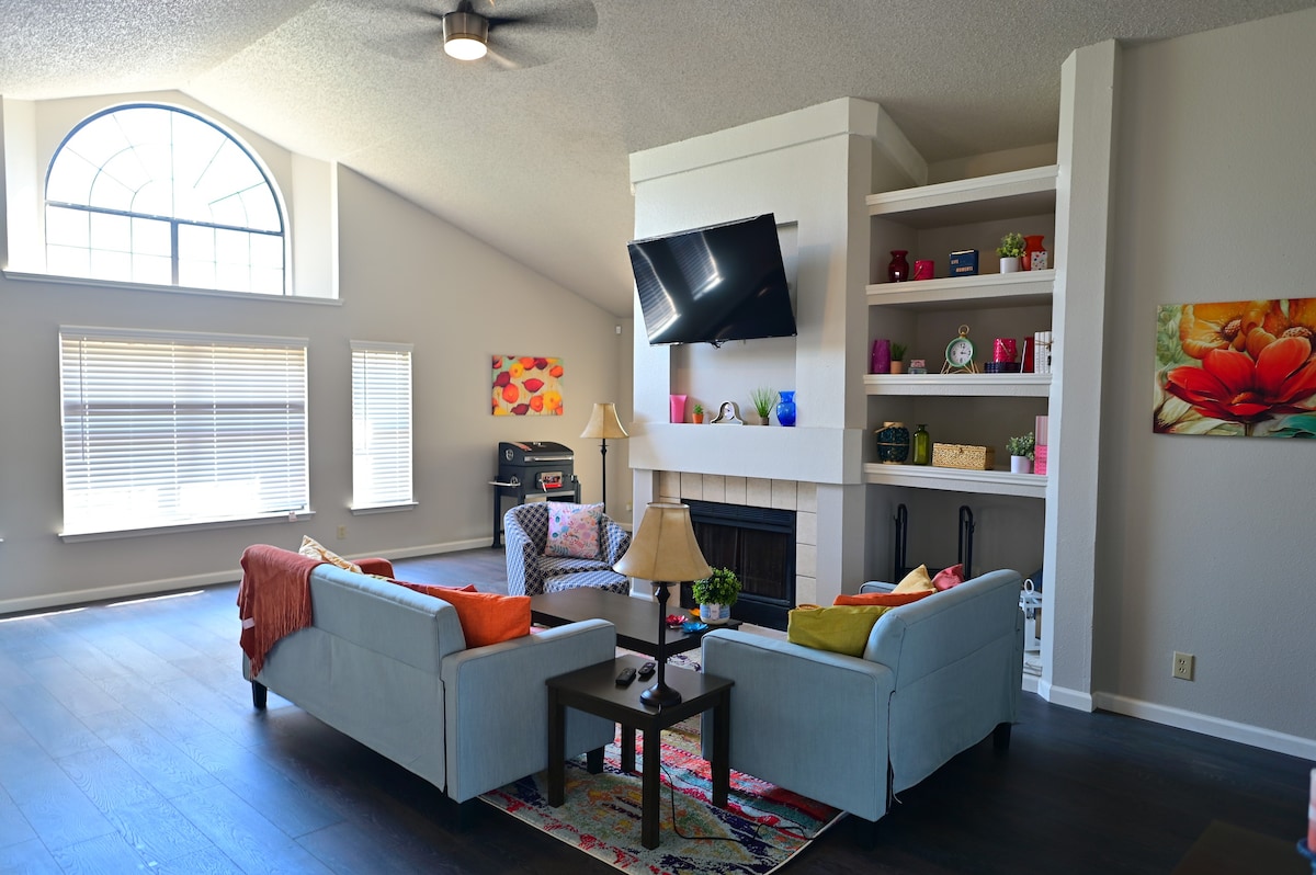 210-940-4224 · Cute Filled Home - Legacy Crashpads photo 3