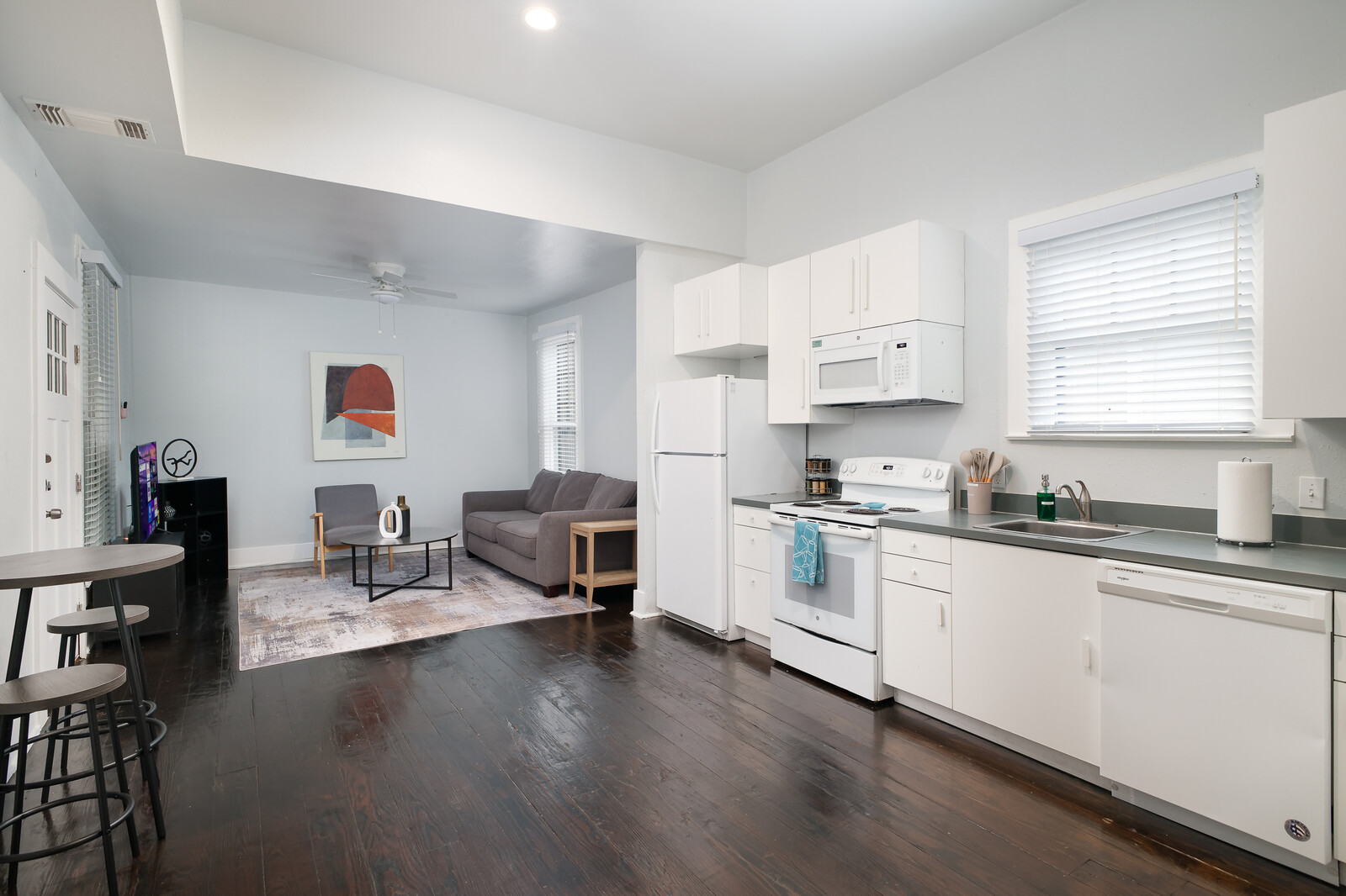 210-940-4224 · Alamo District Furnished Hideaway photo 3