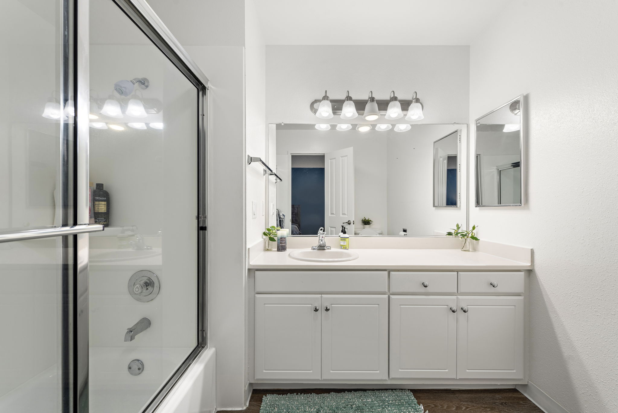 3 bedroom 1500sqft Newport Beach  Beauty  photo 4