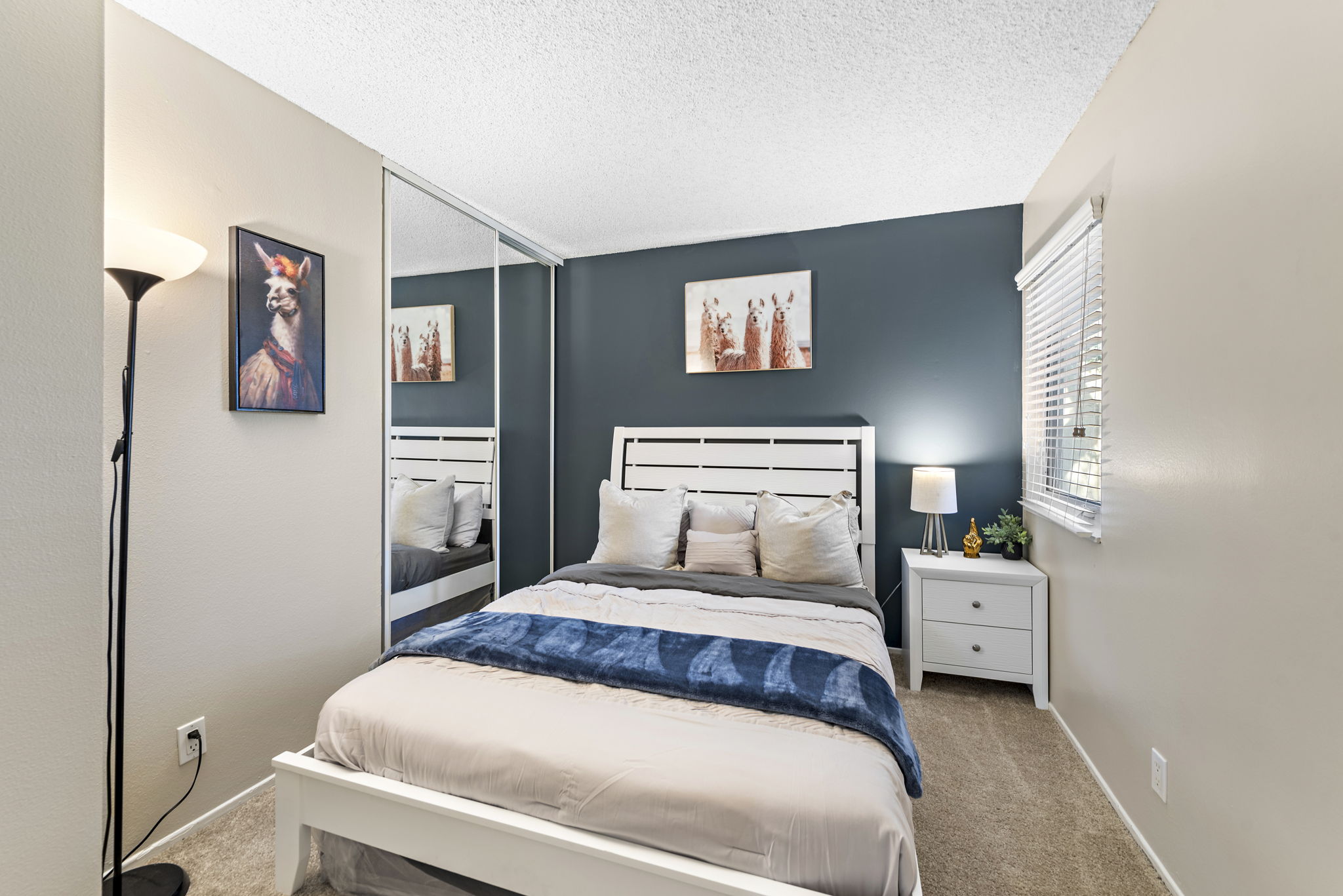 3 bedroom 1500sqft Newport Beach  Beauty  photo 3