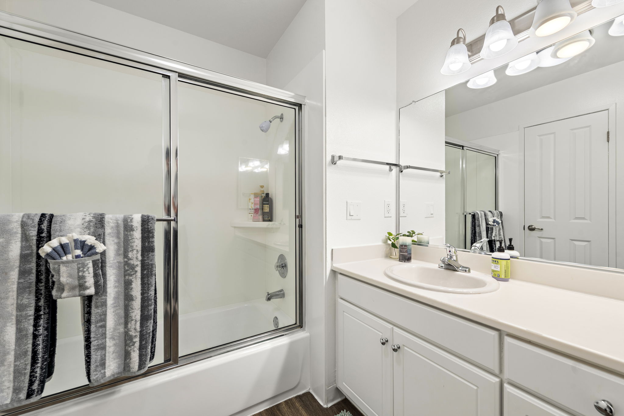 3 bedroom 1500sqft Newport Beach  Beauty  photo 5