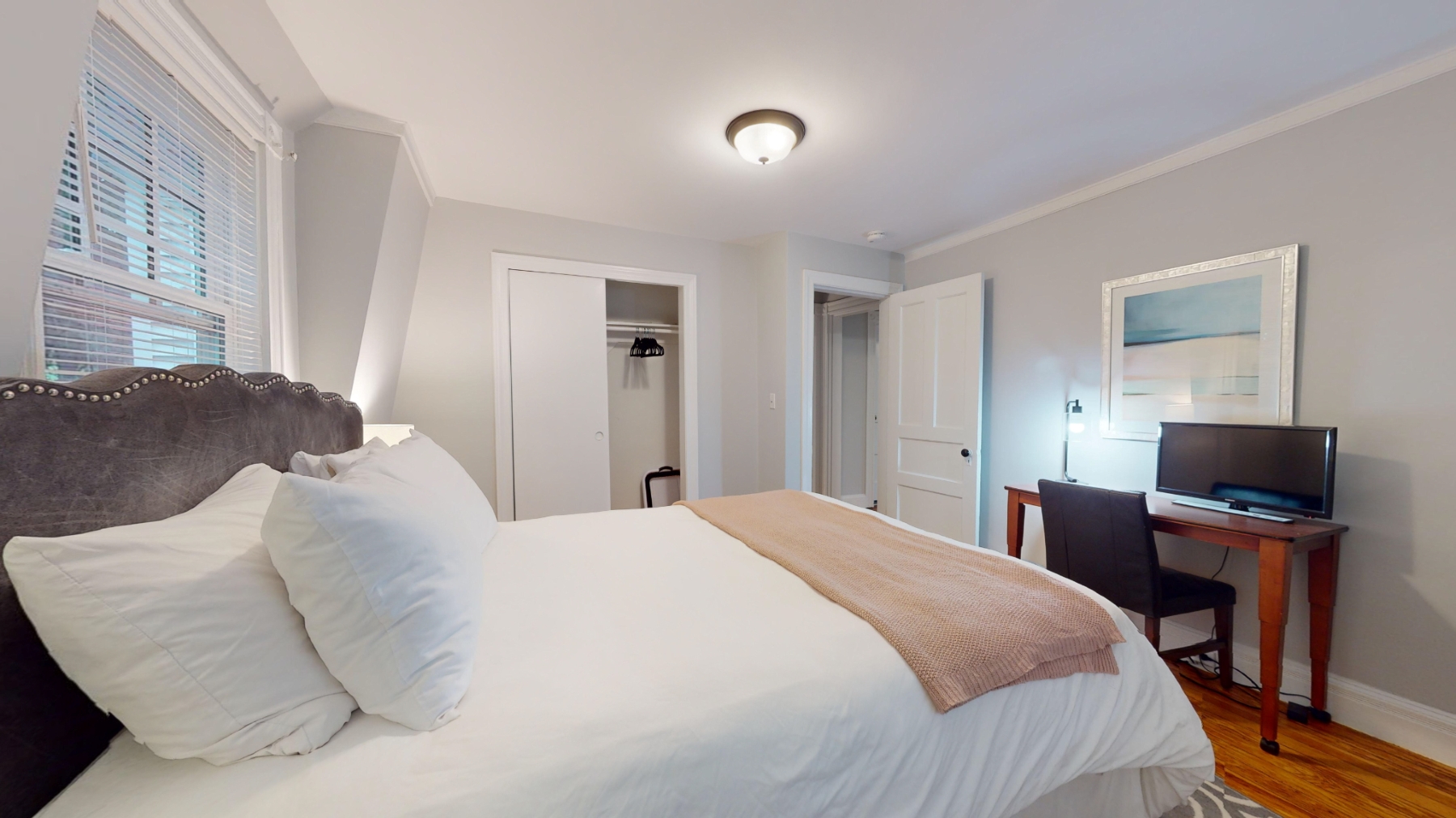  Furnished, Charming 3Bed Top-Floor Victorian Unit photo 2