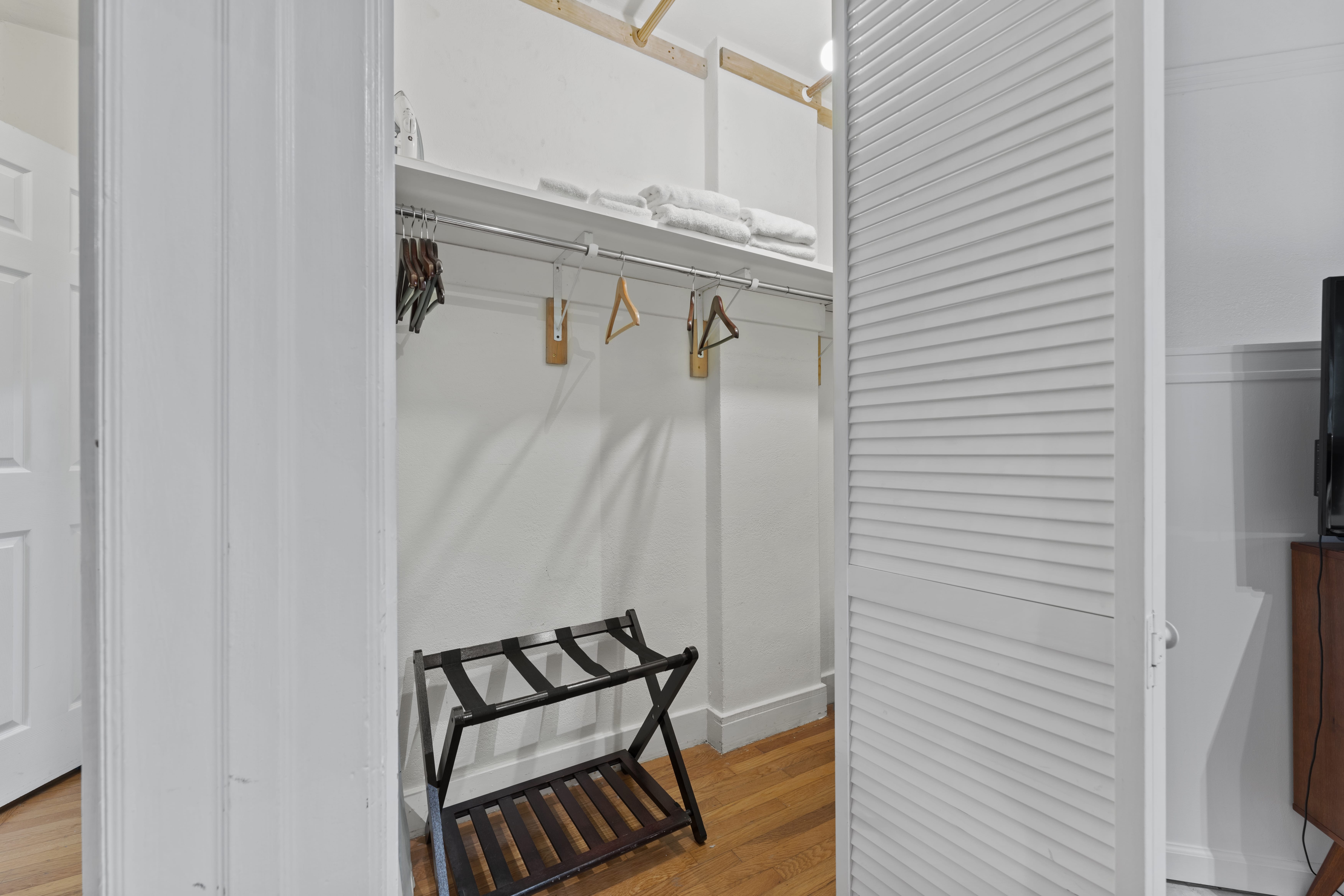 Spacious 1BR/1 BA Guest Suite with Kitchen photo 2