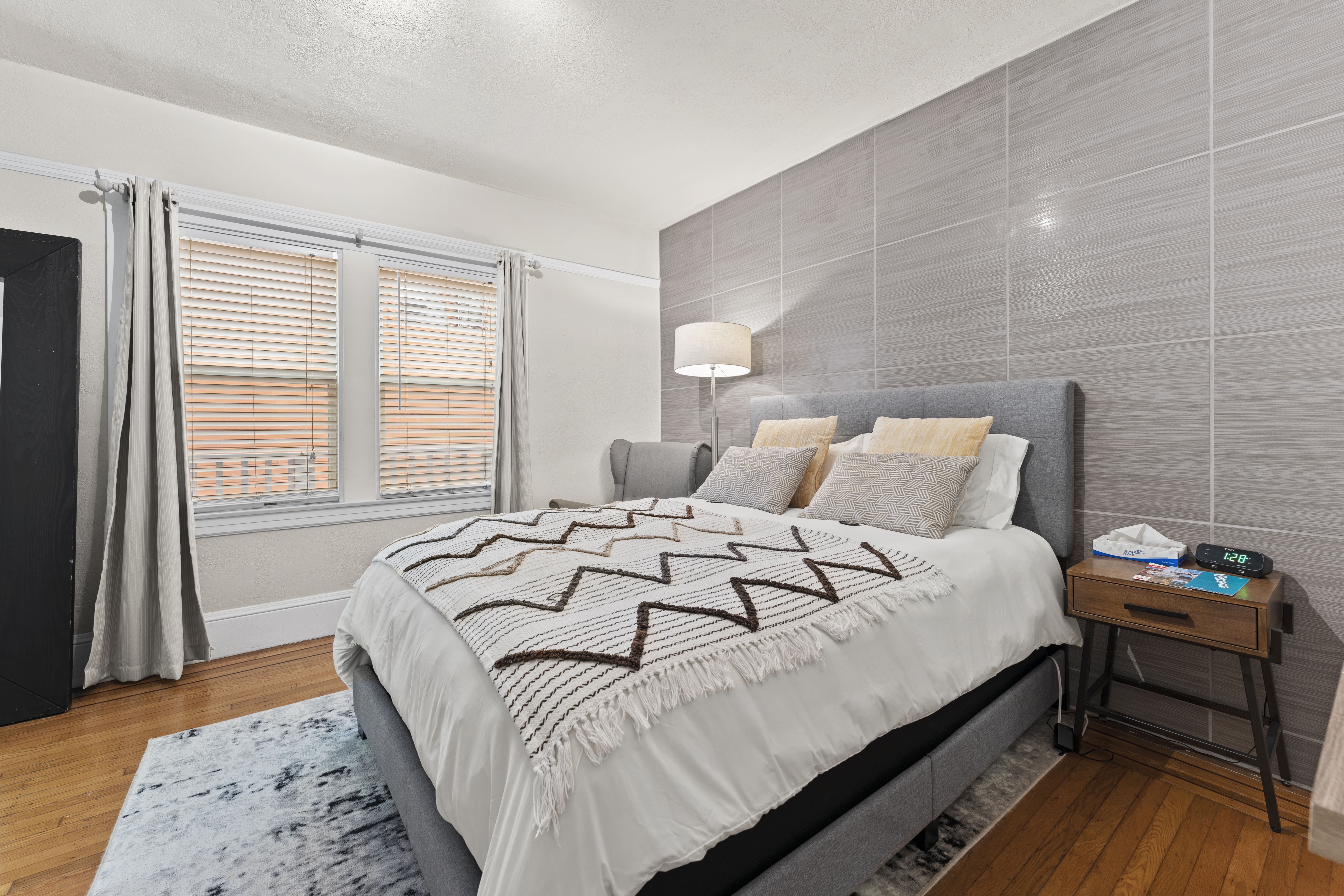 FREE PARKING+Living Room, 2 Queen Beds & 2 Baths. photo 5